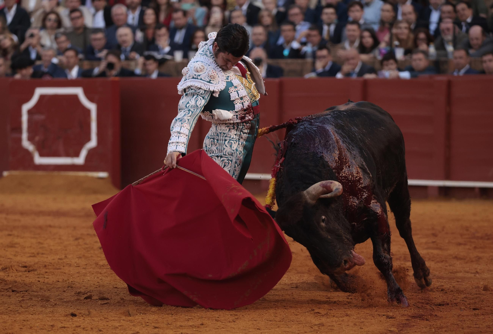 Las imágenes de los toros en Sevilla con Morante de la Puebla, José María Manzanares y Talavante