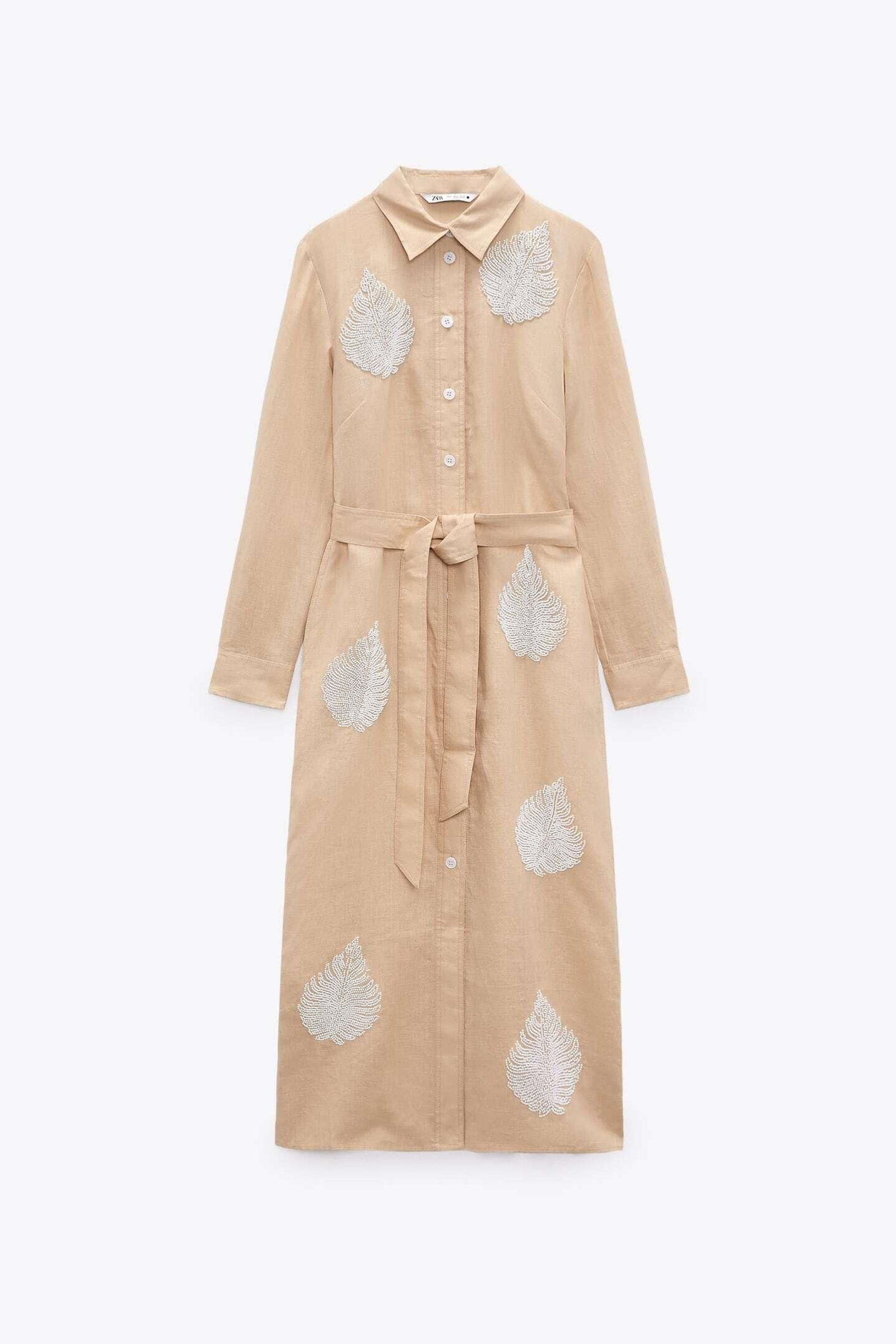 Vestido de lino con bordados de Zara.