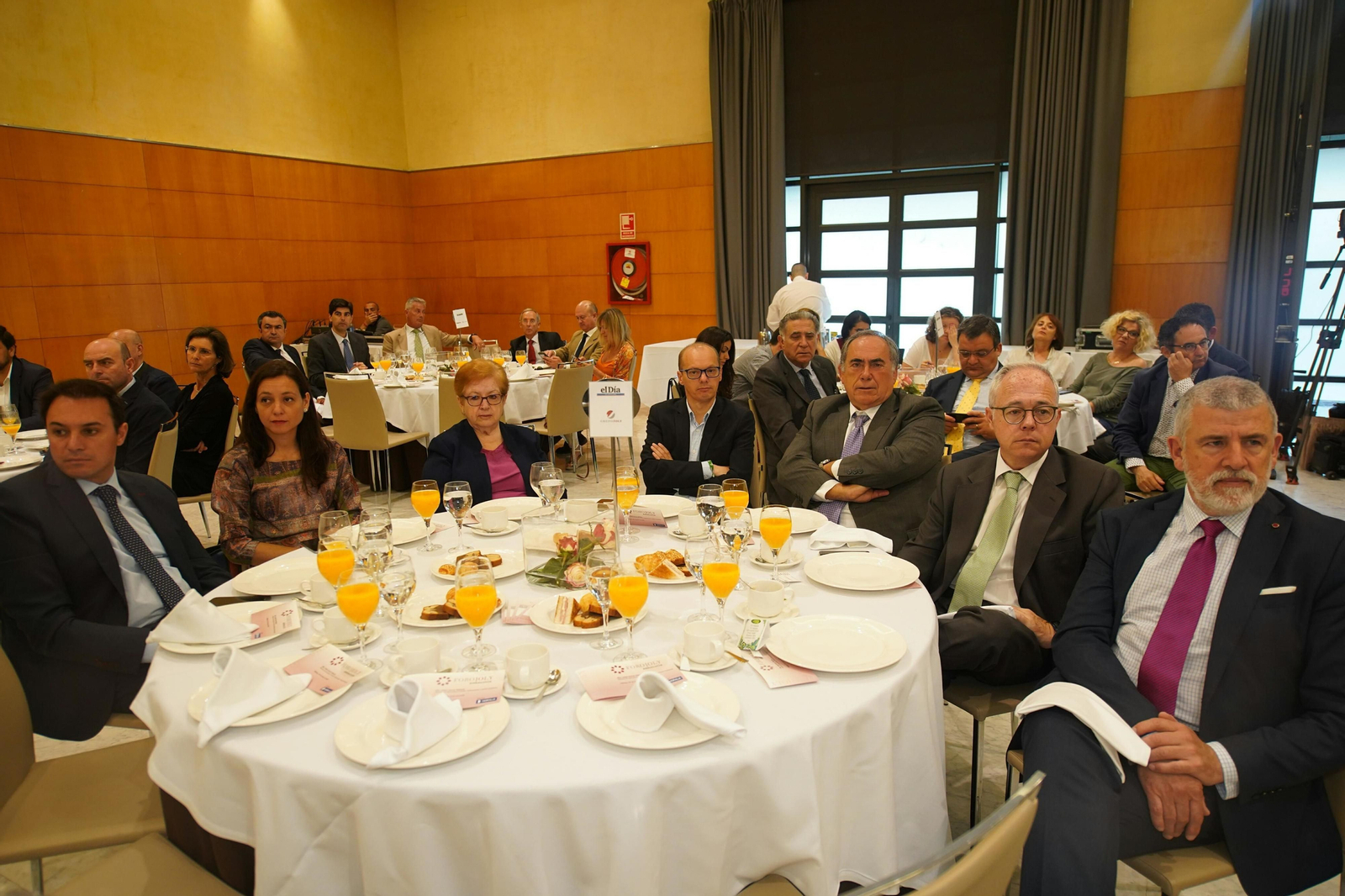 Las imágenes del desayuno-coloquio con Isabel García Tejerina