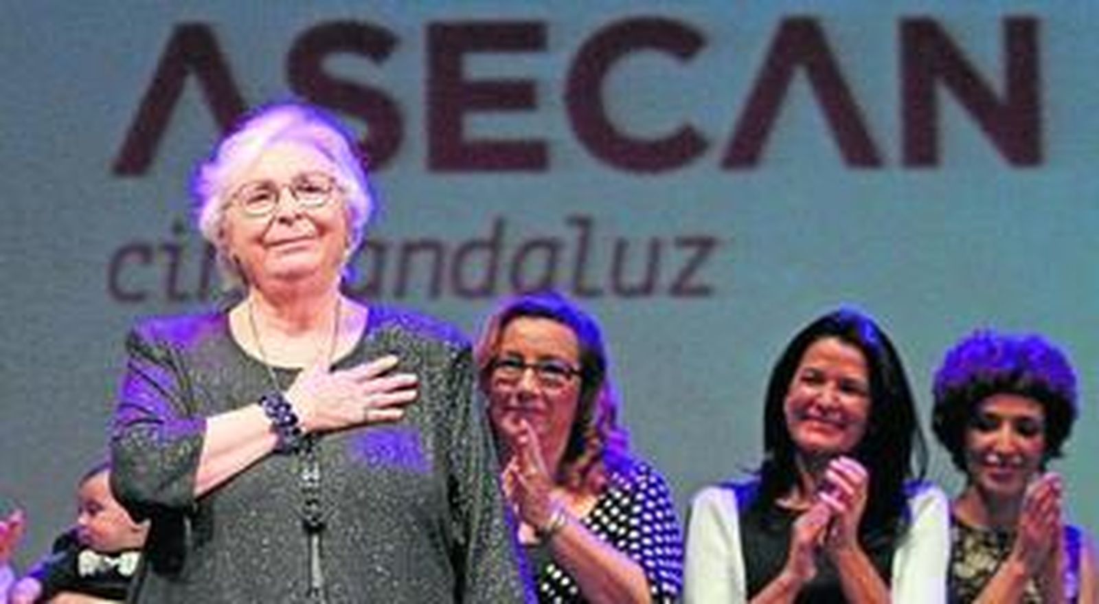 Josefina Molina saluda al público, el sábado en la gala de los premios Asecan.