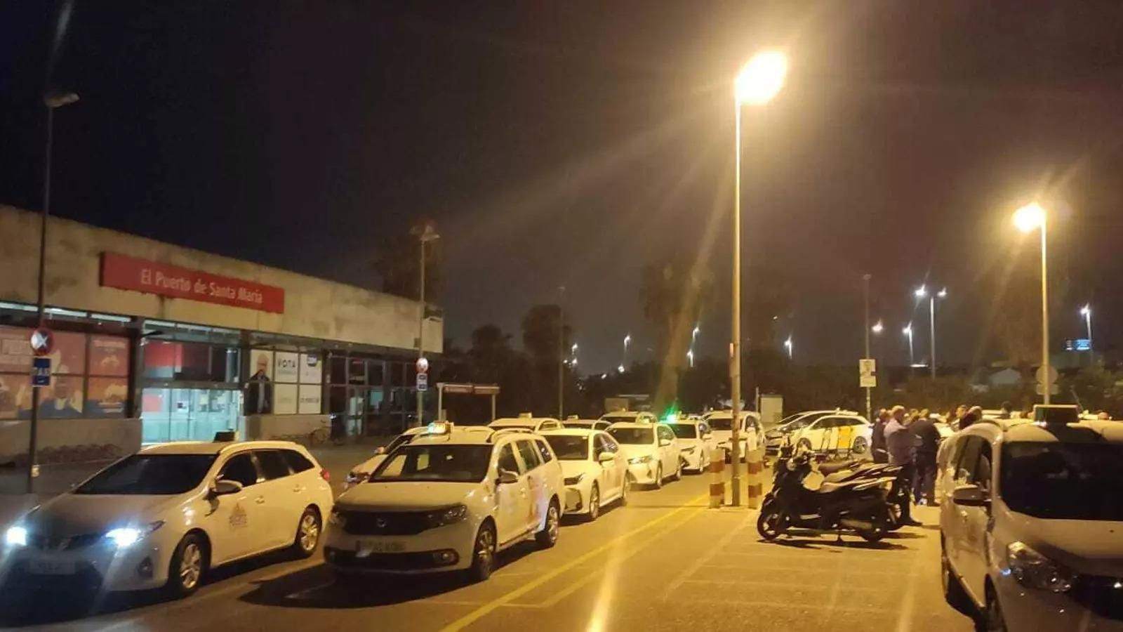 Imagen de la parada de taxis de la estación de El Puerto.