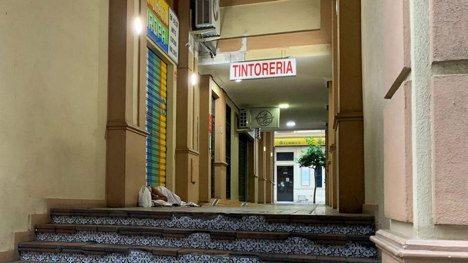 Una persona sin hogar duerme en las inmediaciones de la calle Muro.