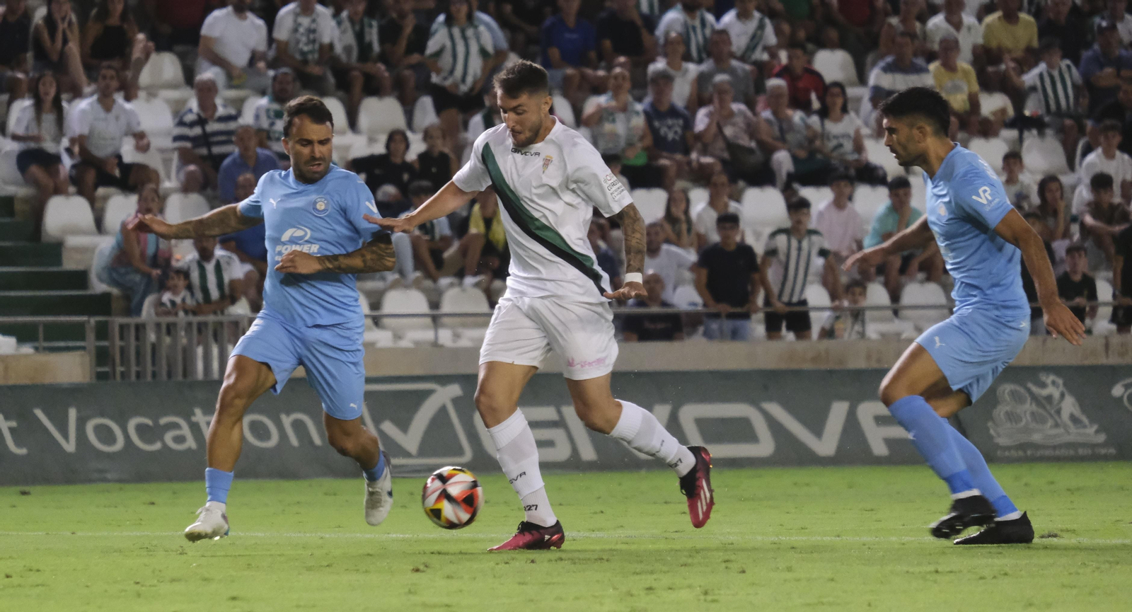 Casas es presionado por dos defensores ibicencos.