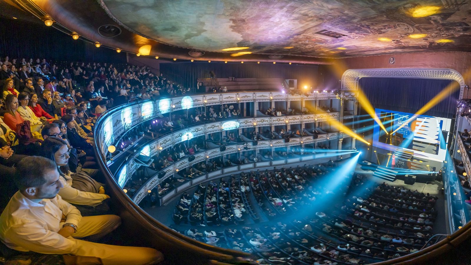 El Teatro Cervantes será uno de las sedes a la que los Peugeot 3008 PHEV trasladarán a los actores, directores y celebridades durante la celebración del Festival de Cine.