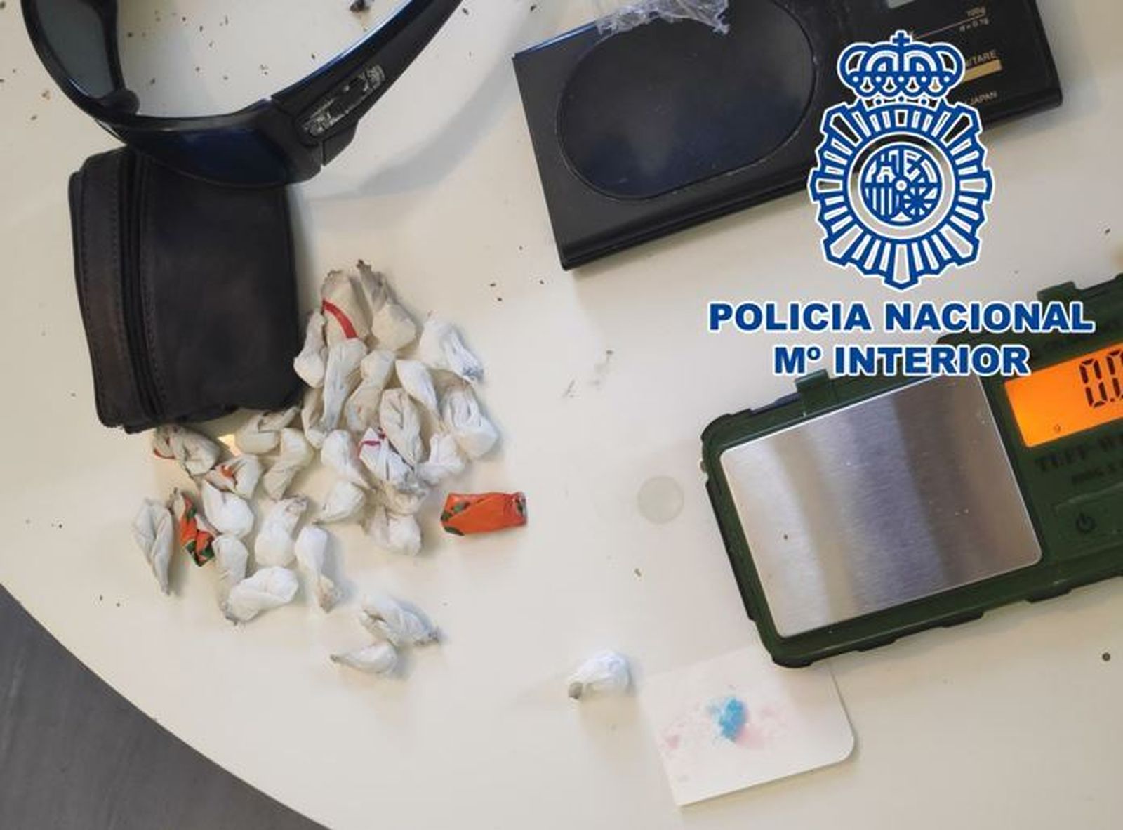 Parte de la droga y del material intervenido a los detenidos.
