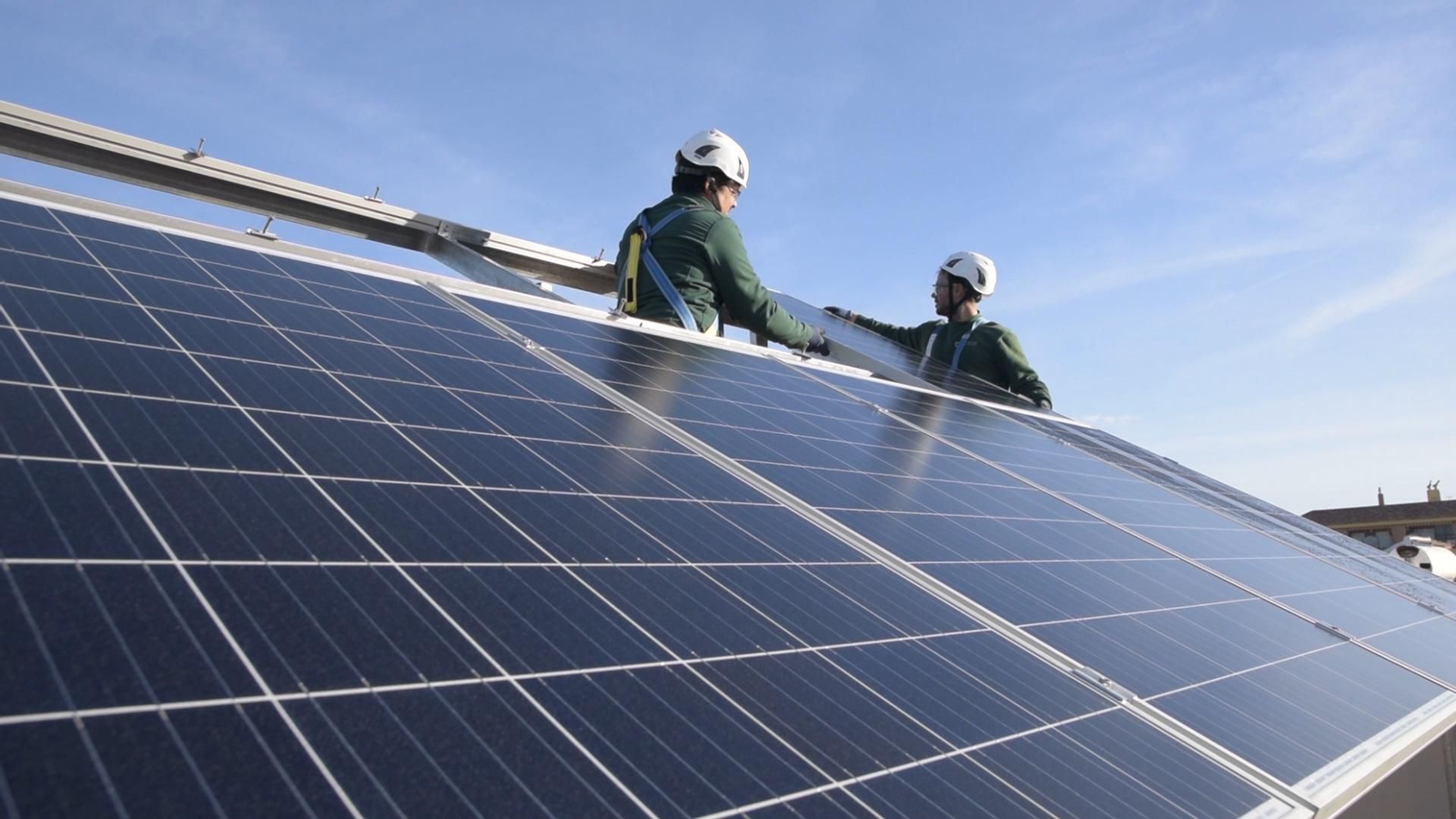 Instalación de placas solares. Instalación de placas solares.