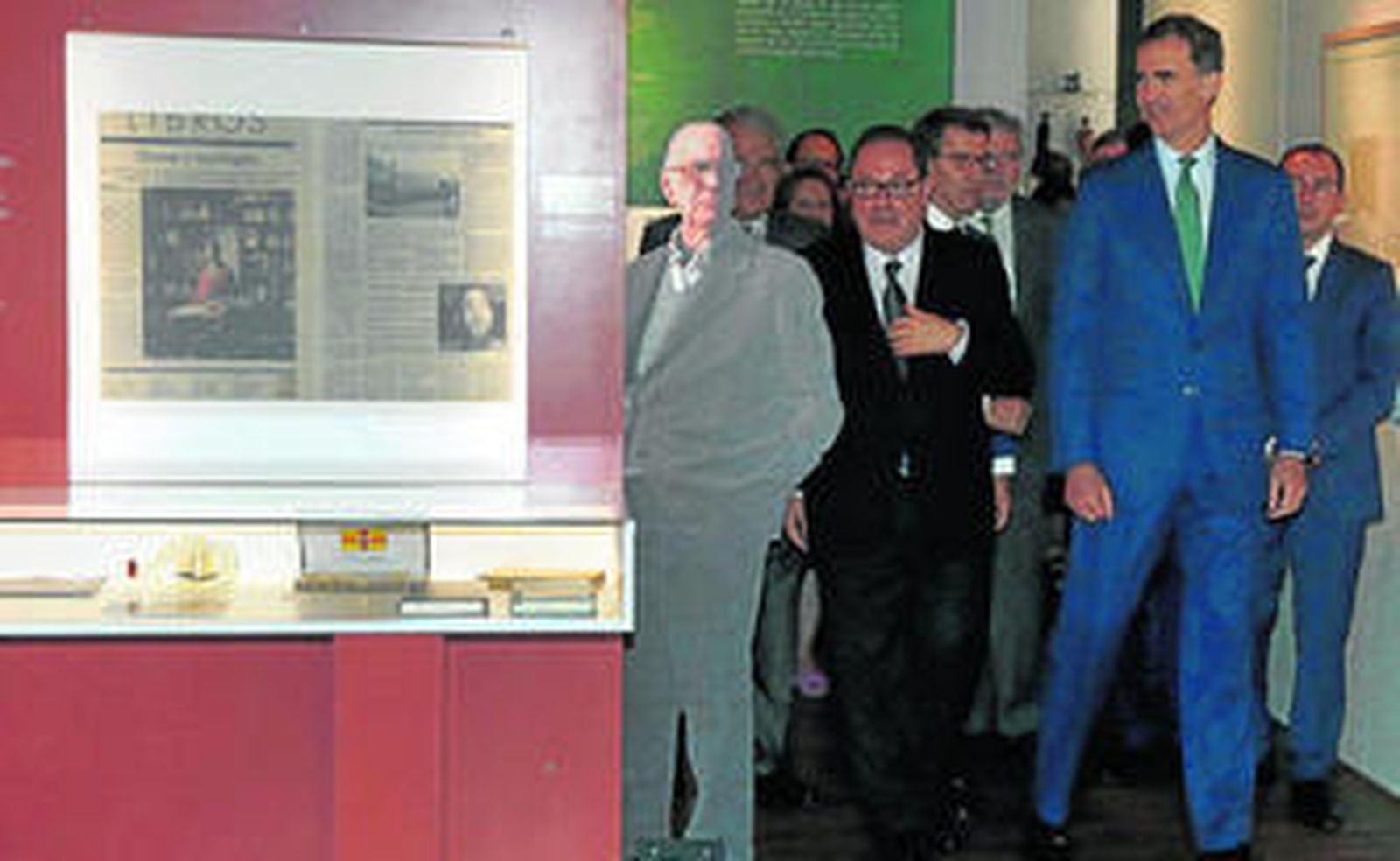 Felipe VI, ayer durante la inauguración de la exposición sobre Cela.