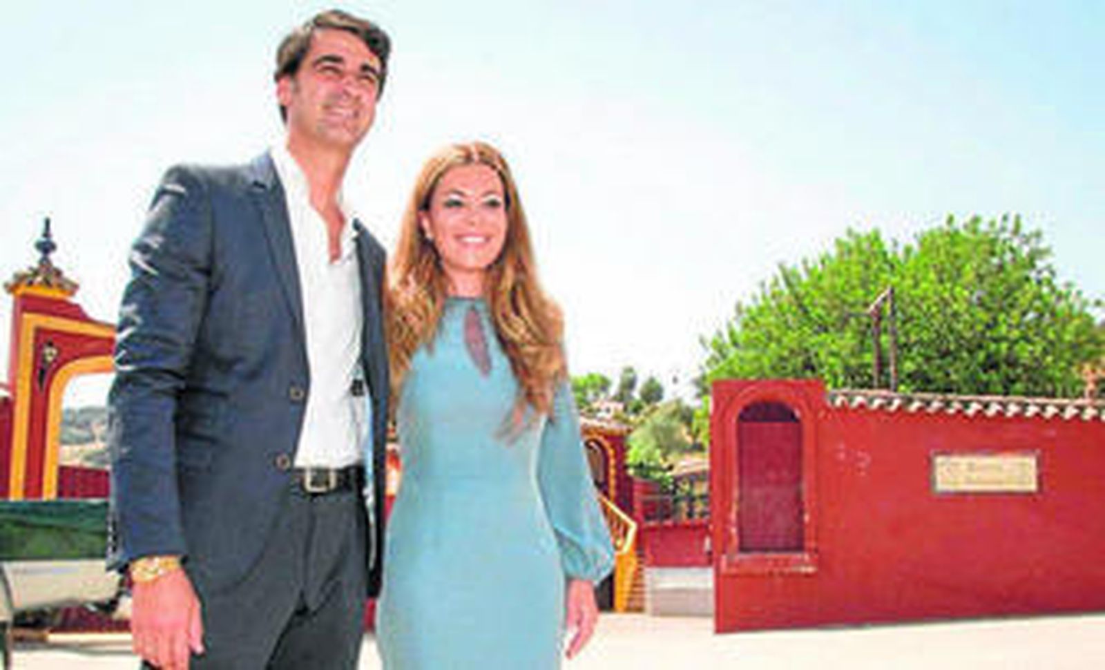 Jesús Janeiro y María José Campanario posan en la entrada de su finca Ambiciones, a la que el diestro acude diariamente.
