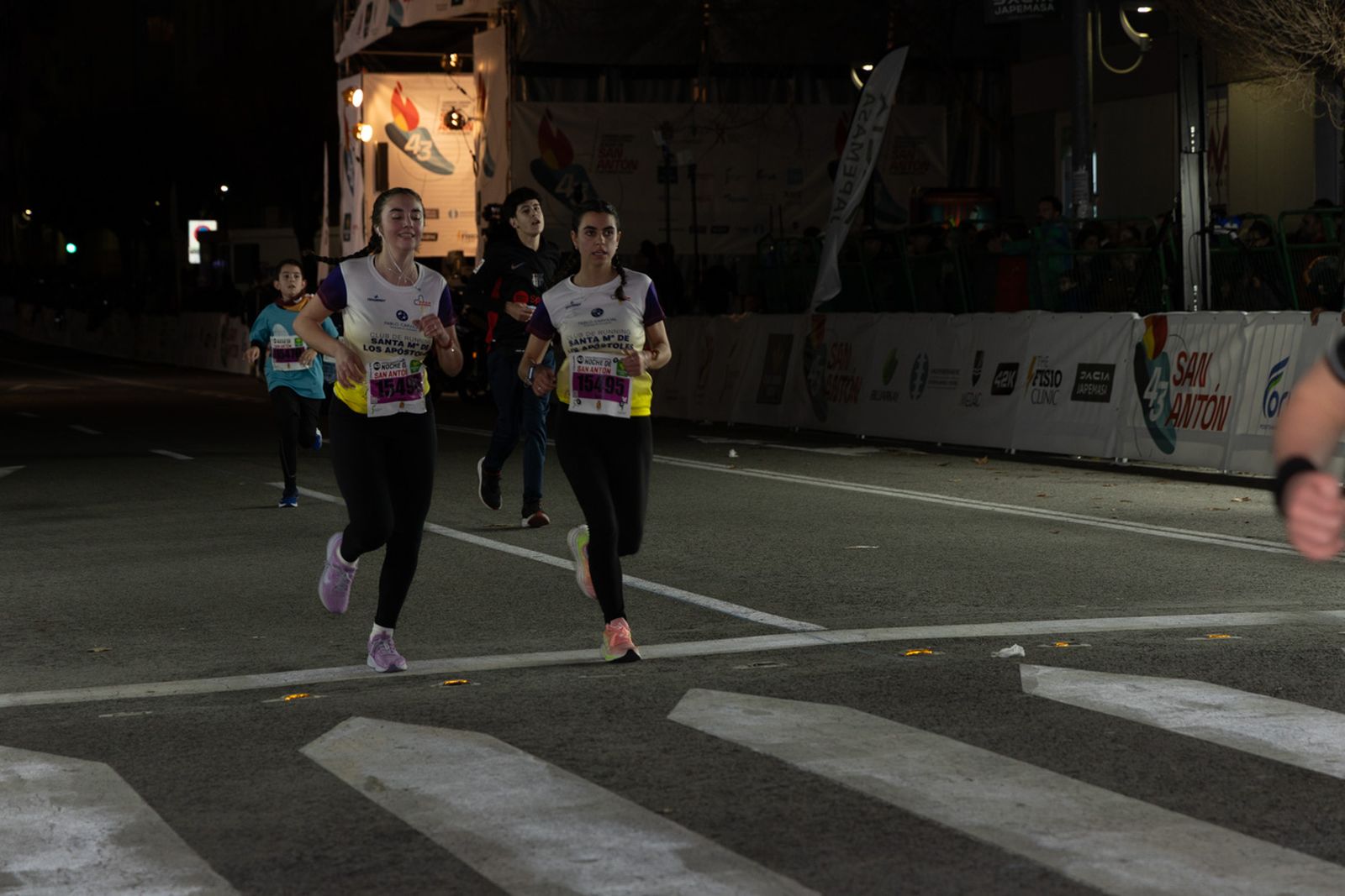 En imágenes: 2.000 atletas brillan con luz propia en la infantil de la Carrera de San Antón 2026
