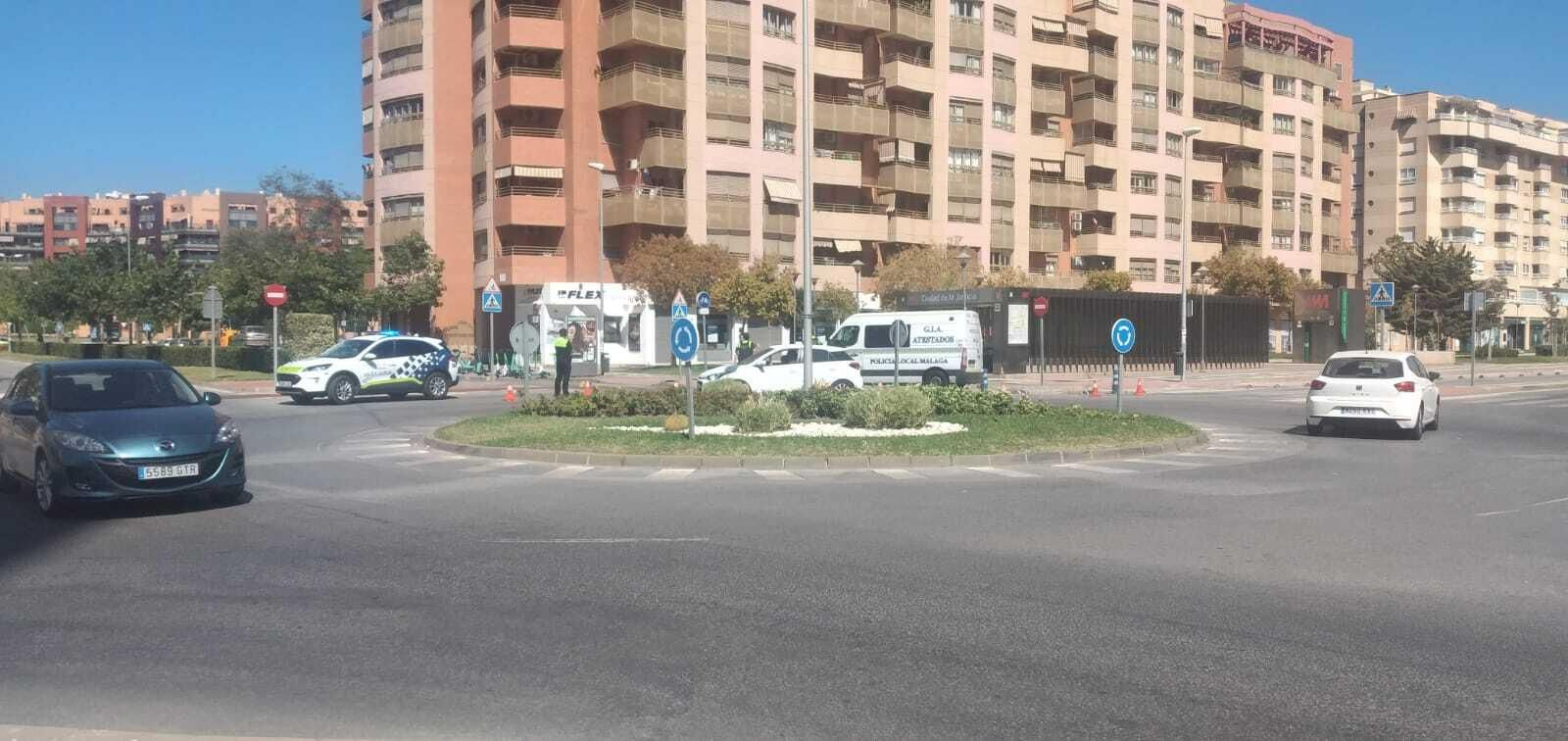 Efectivos policiales en el lugar del accidente, este sábado.