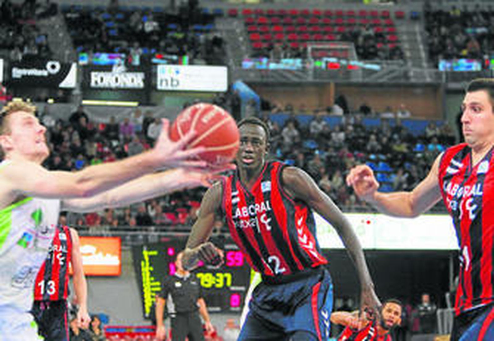 Dragic recoge el balón ante la mirada de Diop y Bjelica.