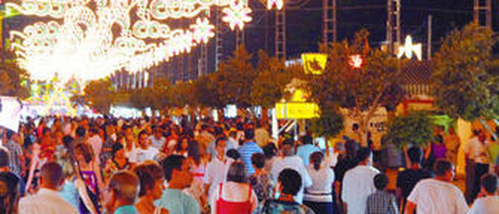 Multitudinario aspecto que presentaba una de las calles del recinto ferial de La Magdalena en la noche del pasado jueves, día en el que La Isla celebró la festividad de su Patrona, la Virgen del Carmen.