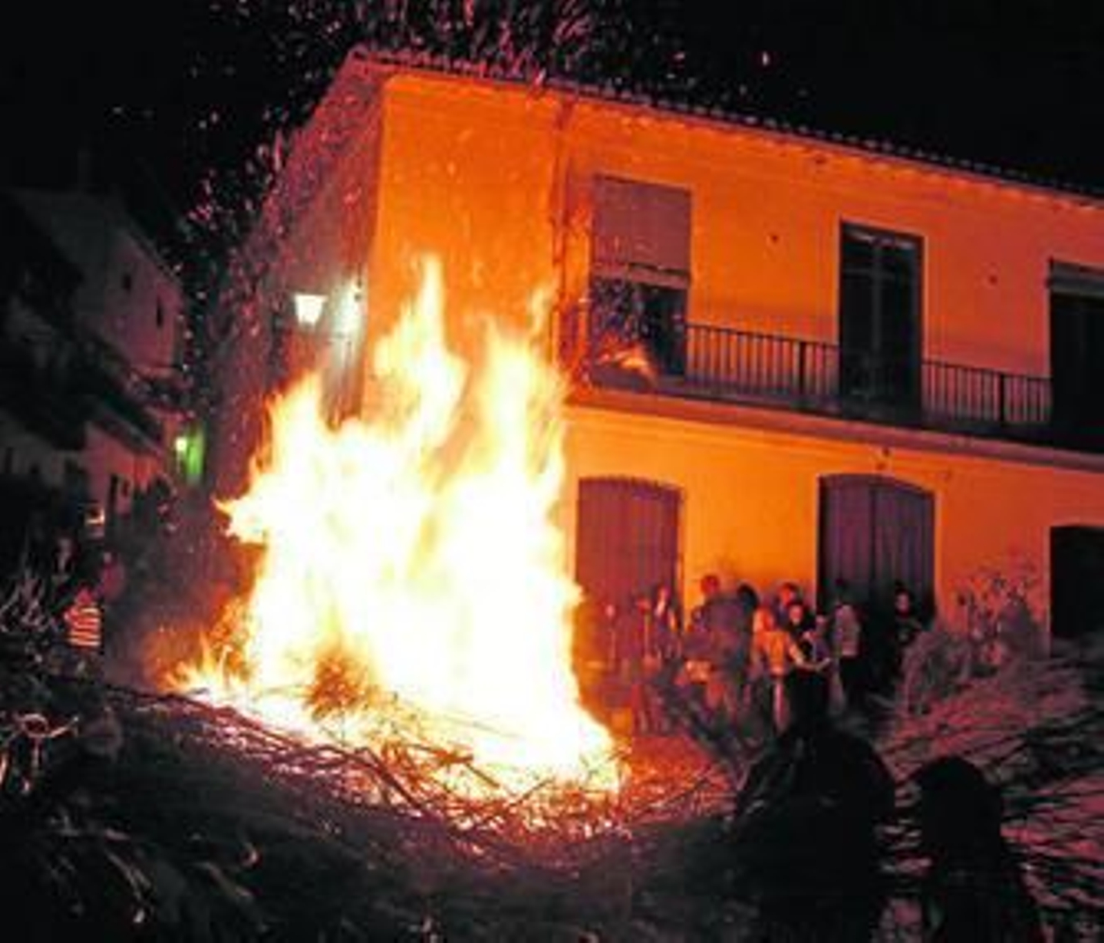 Los vecinos del Torvizcón colaboran para alcanzar las grandes llamaradas.