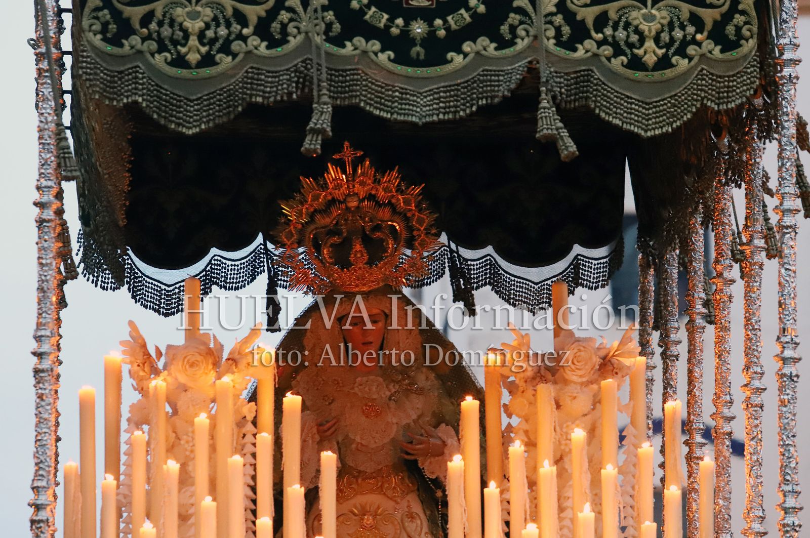 Imágenes de la procesión de Pasión en Huelva