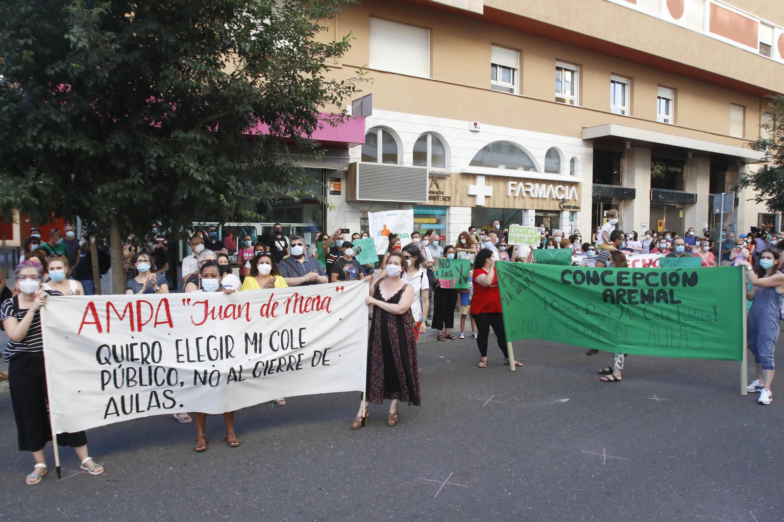 Las imágenes de la concentración contra el cierre de unidades en Córdoba