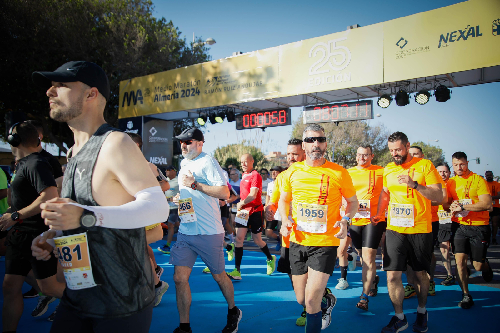 Imágenes de la salida de la Media maratón Ciudad de Almería