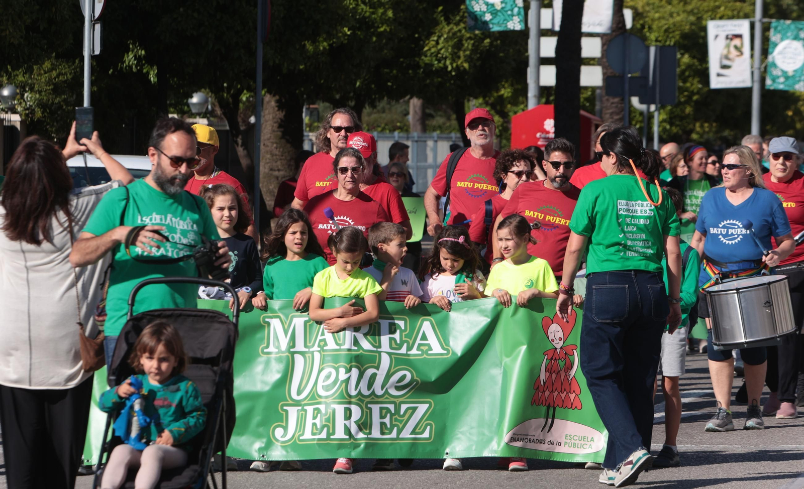 Manifestación por la Escuela Pública por las calle de Jerez