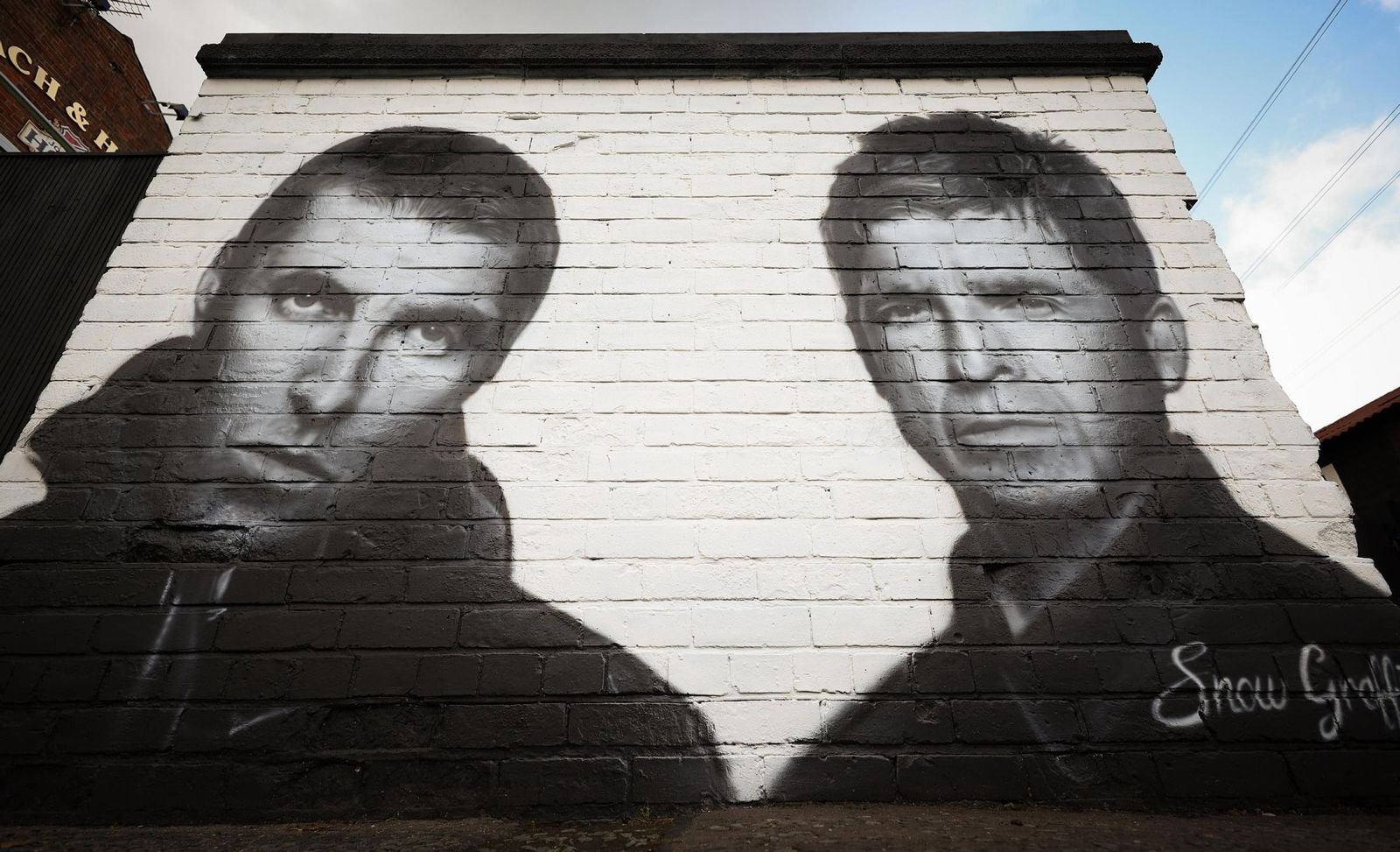 Mural de Liam and Noel Gallagher, Oasis, en el pub Coach and Horses de Manchester, obra del artista Snow Graffiti Scott.