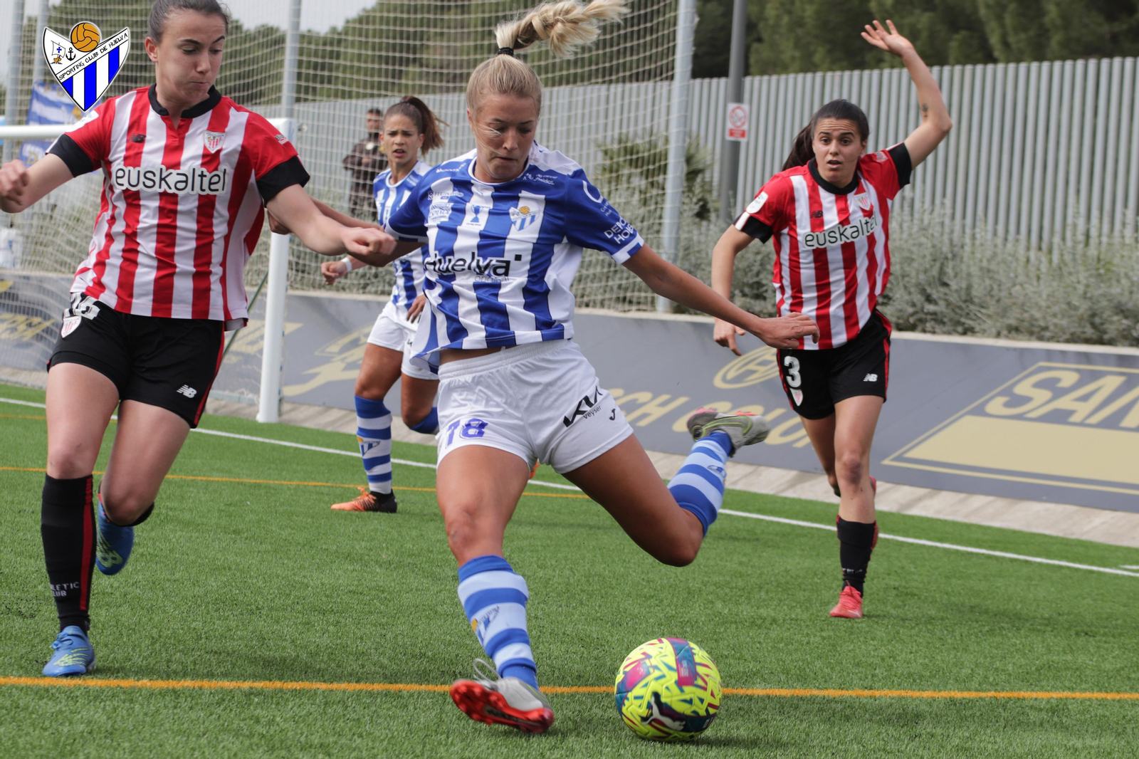 Jugada en el encuentro ante el Athletic Club en Lamiya.