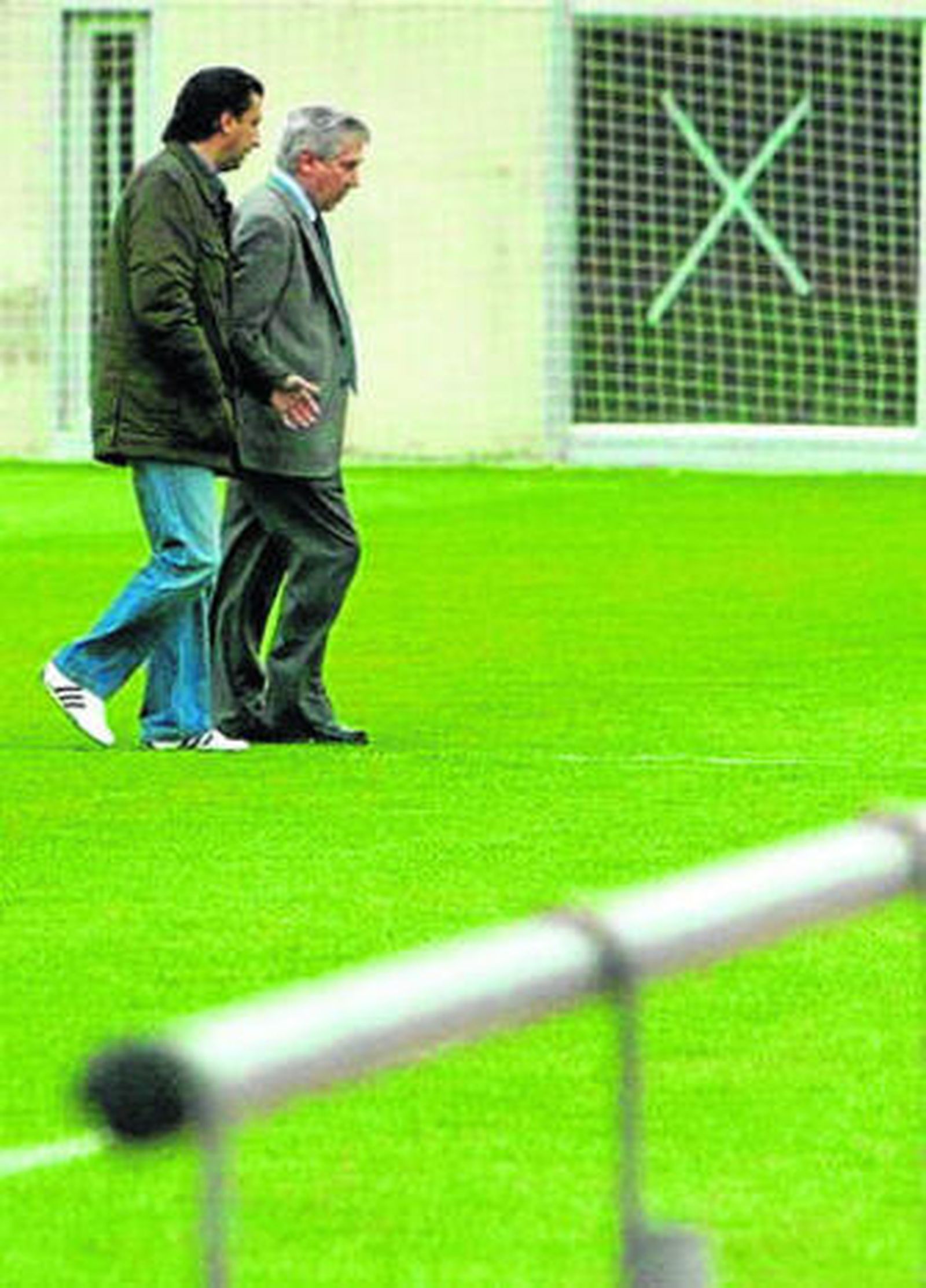 Barla (i), secretario técnico cadista, camina junto a Muñoz por uno de los campos de El Rosal.