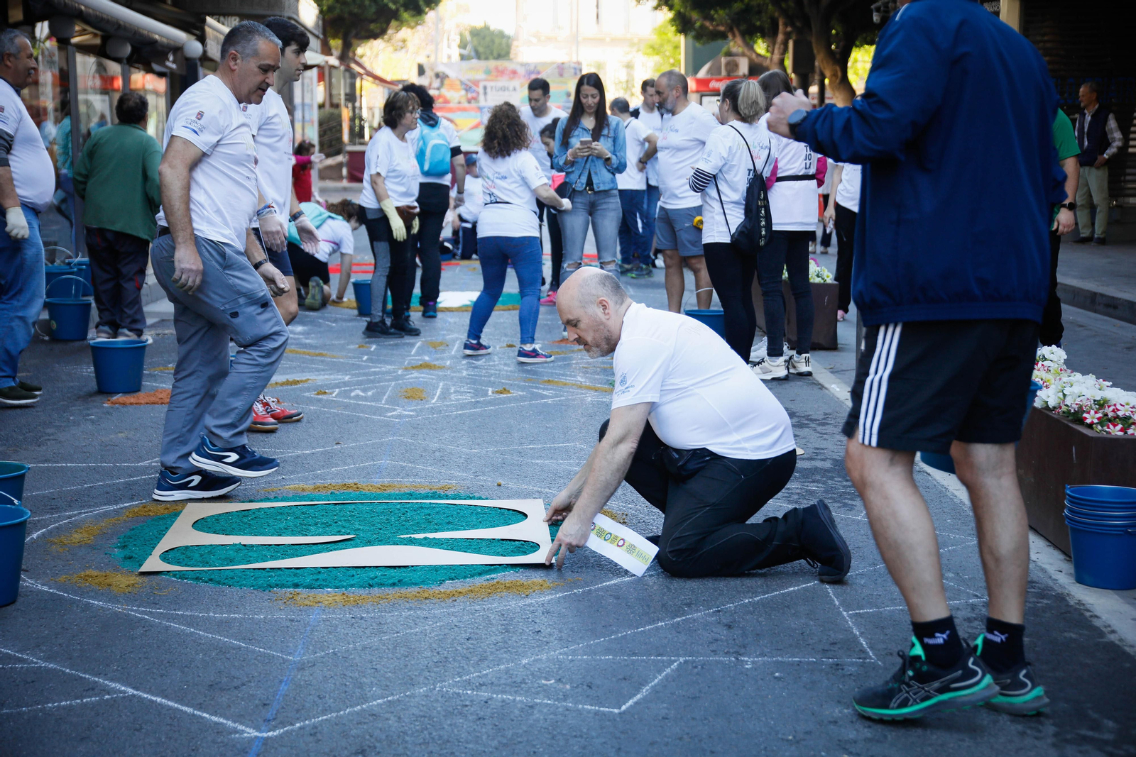 Así es la alfombra de serrín de 60 metros en el Paseo de Almería, en imágenes.