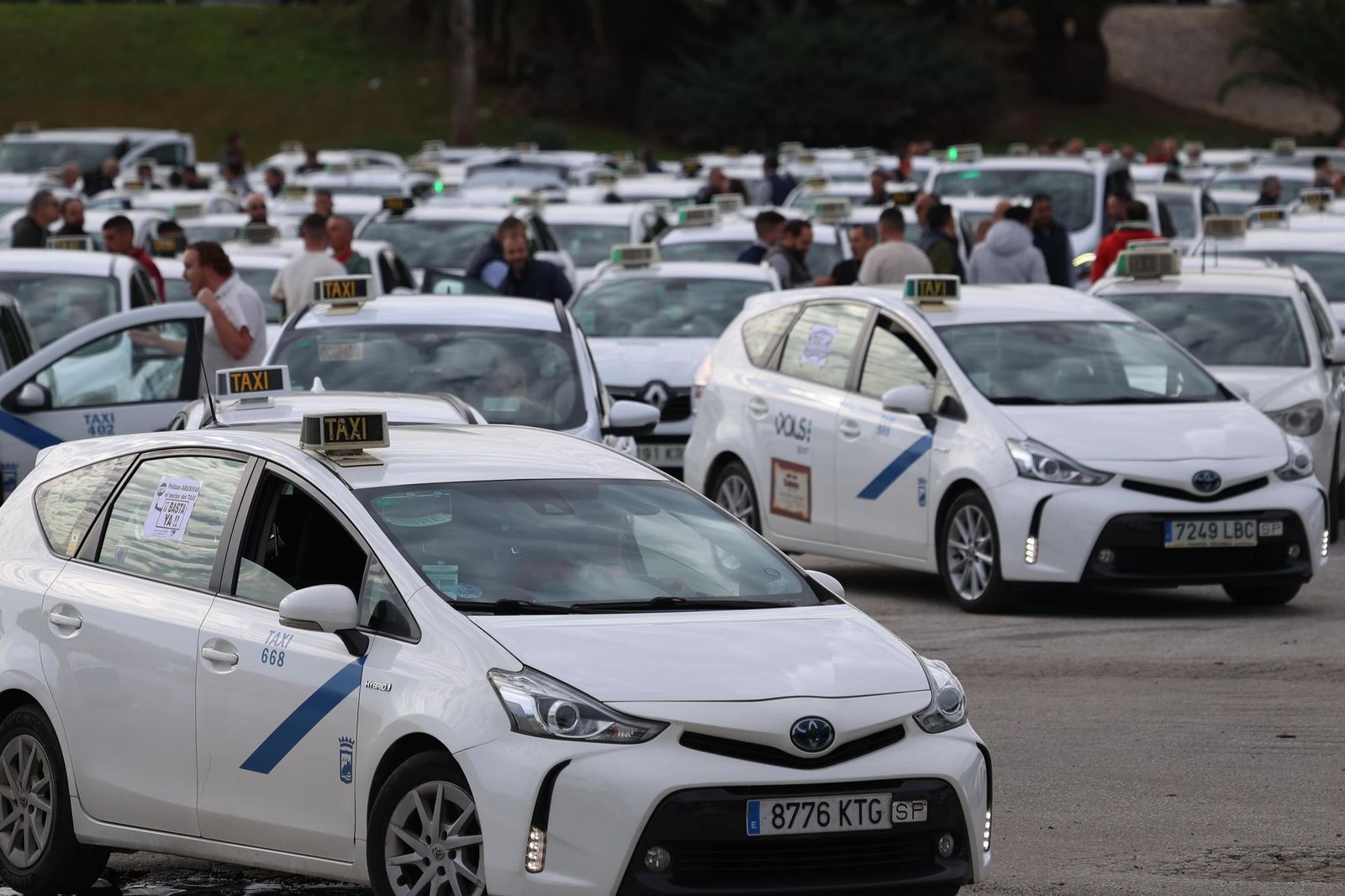 La huelga de taxistas en Málaga en imágenes