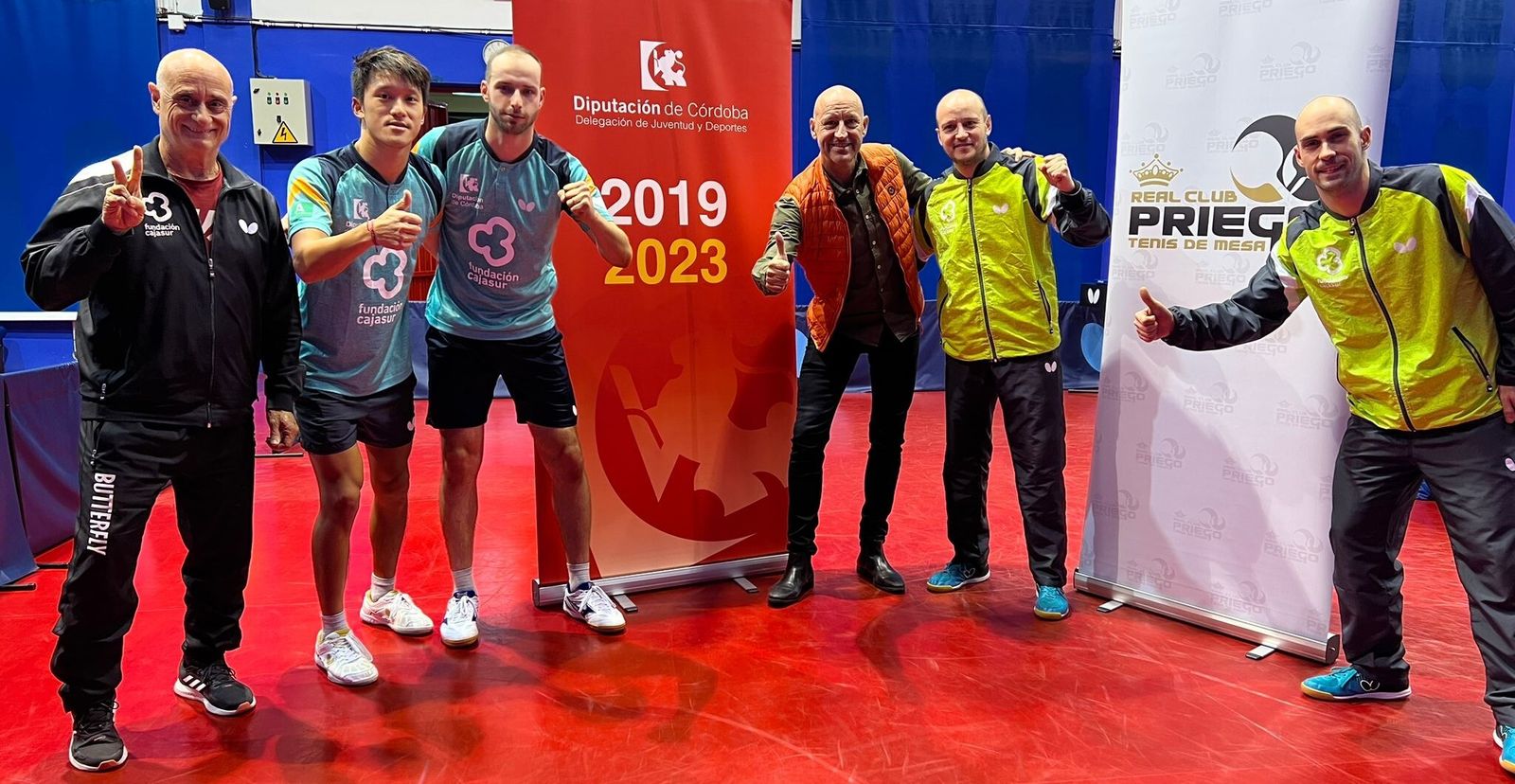 Los jugadores y el cuerpo técnico del Cajasur Priego celebran el triunfo ante el Irún Leka Enea.