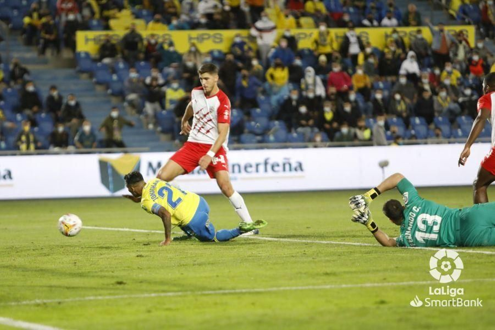 Viera remacha a la red un buen pase de Kirian tras driblar a Fernando para el 1-0