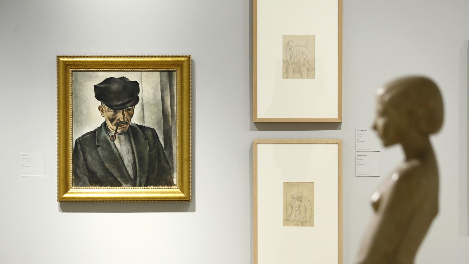 La escultura 'Gitanilla' de Joan Rebull con 'Retrato de mi padre' de Ramón Gaya al fondo.