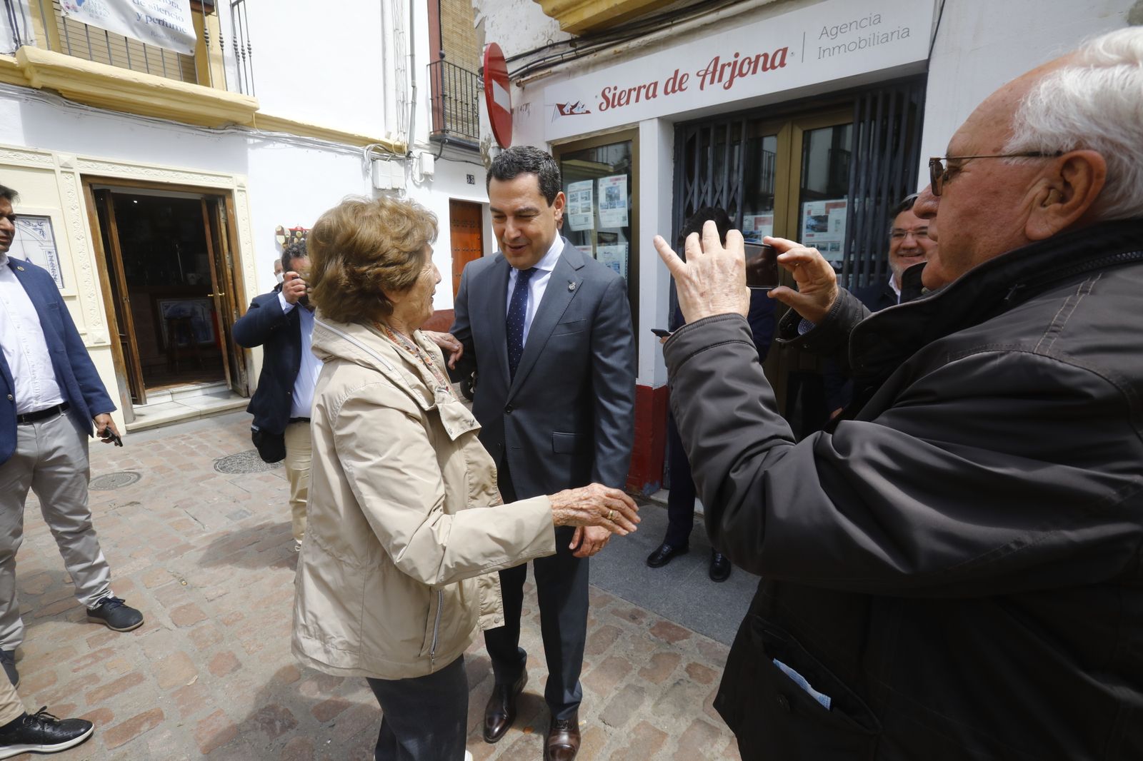 La visita de Juanma Moreno a los Patios de Córdoba, en imágenes.