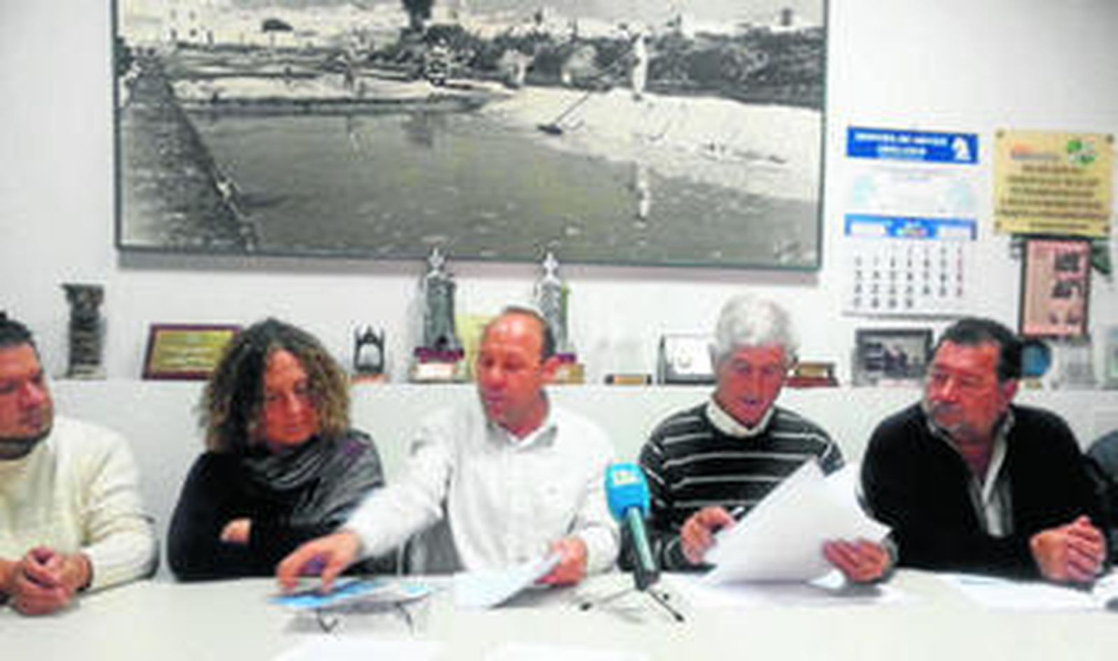 Momento en que IU y la Federación intercambian documentos y firman sus acuerdos de colaboración.