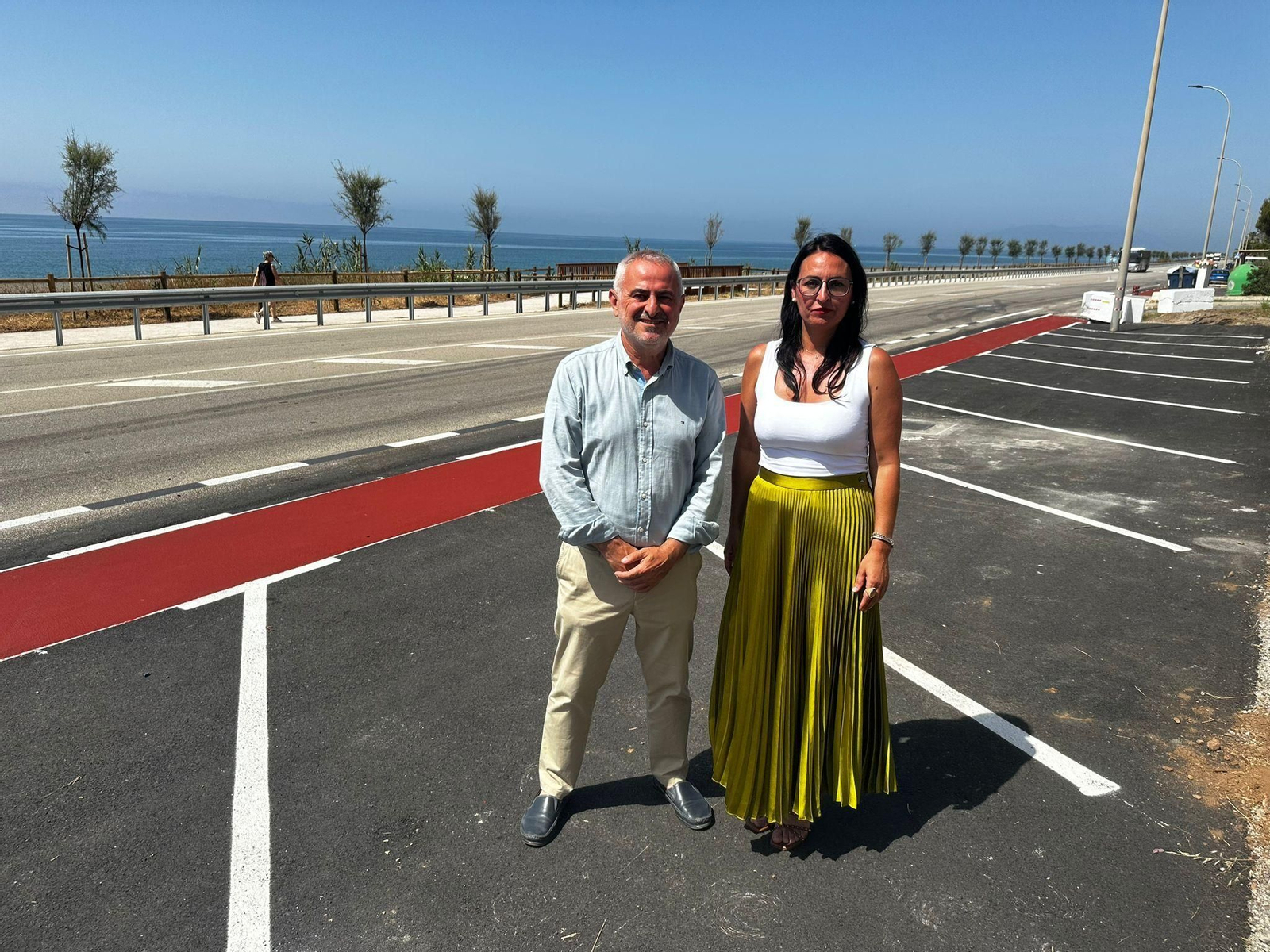 Los concejales del Ayuntamiento de Vélez-Málaga, en las nuevas plazas de aparcamiento de Benajarafe