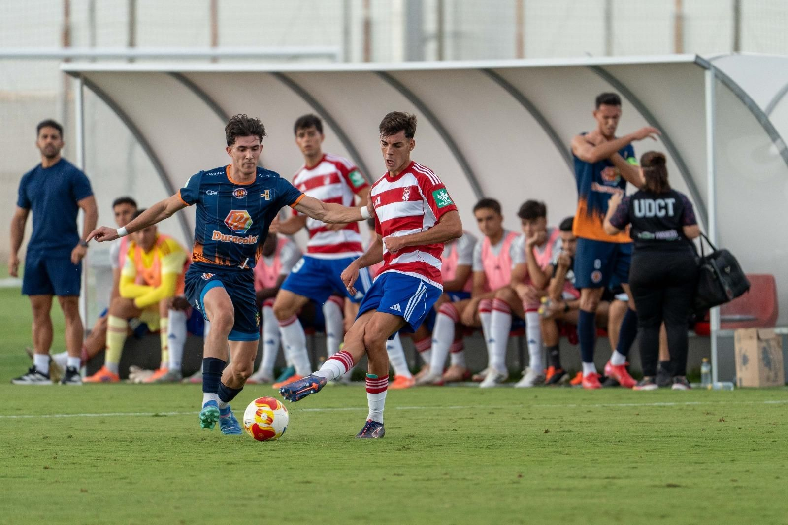 Un futbolista del Recreativo Granada durante un partido de esta temporada