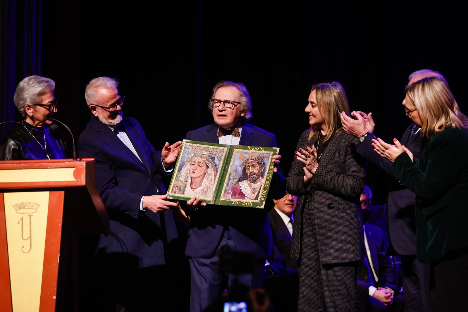 Tito Ortiz recibe las tapas del pregón.