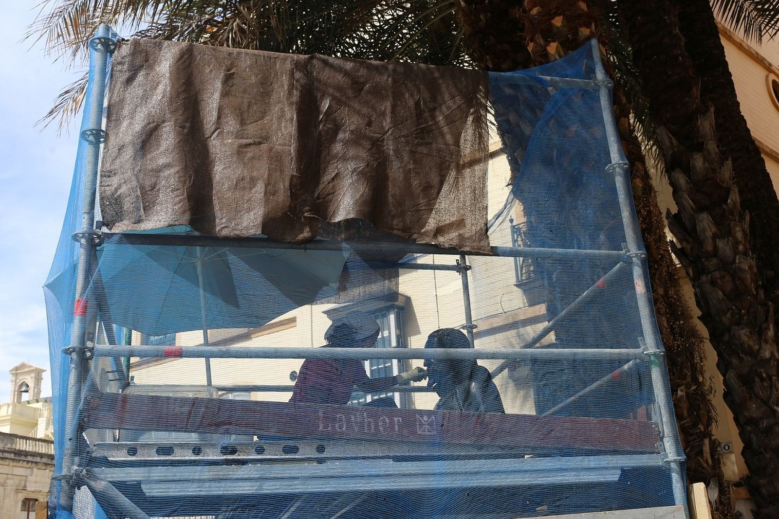 El monumento, durante los trabajos de limpieza.