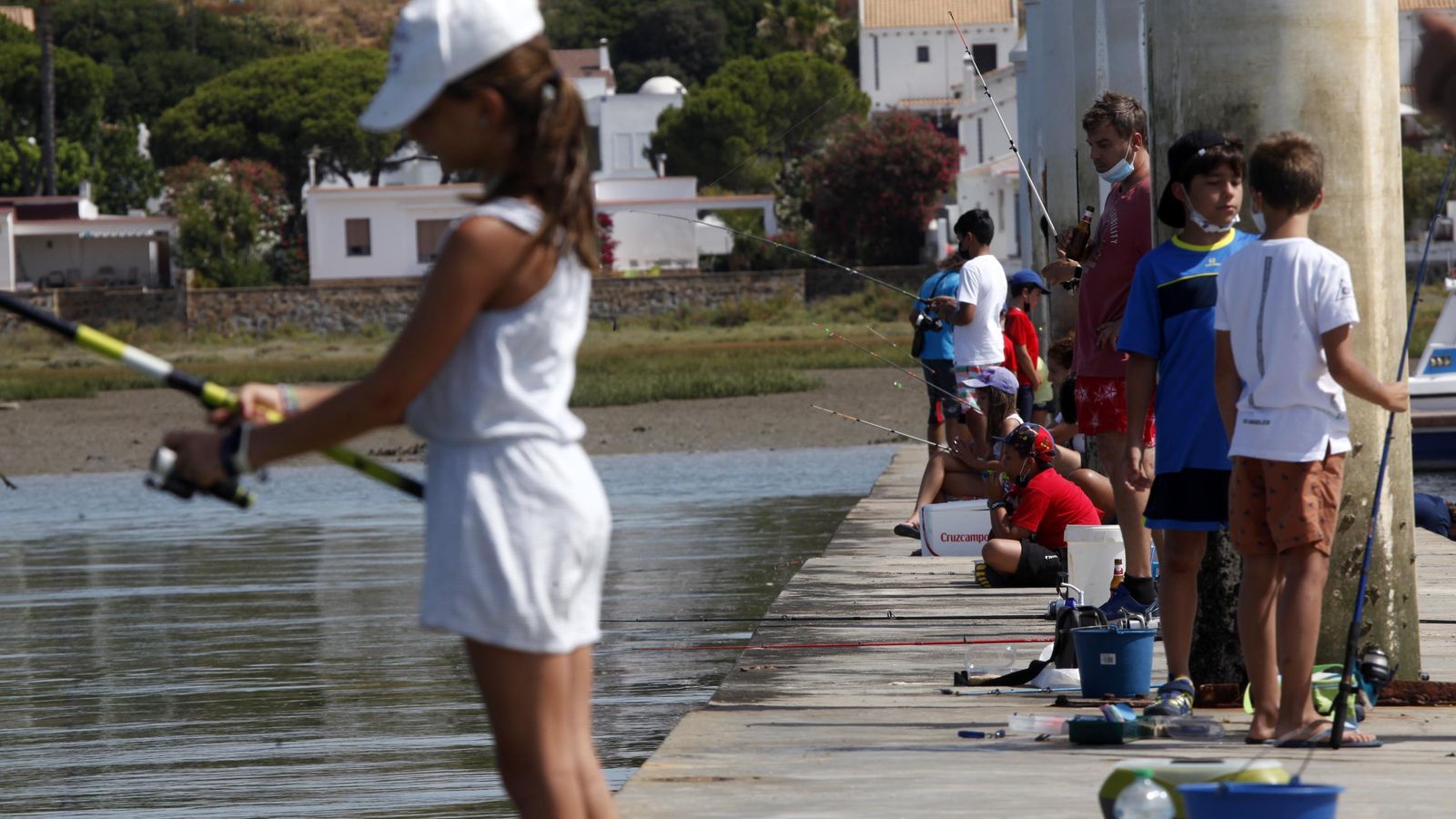 Pequeños de una de las escuelas en plena clase práctica
