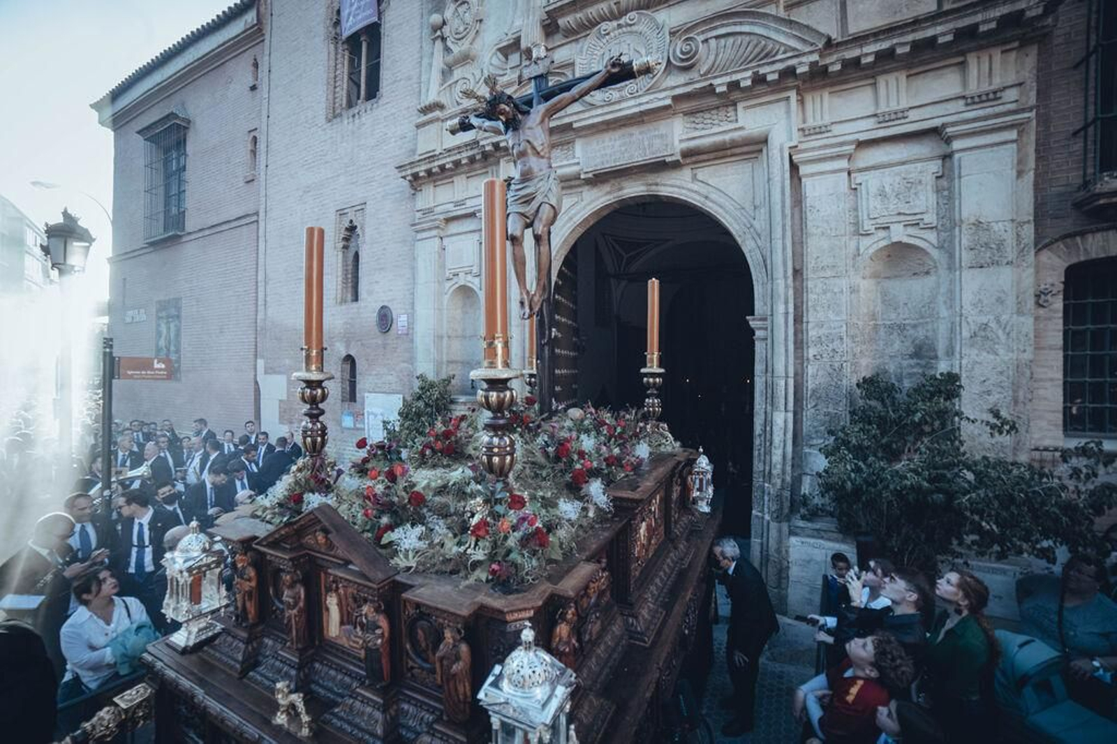 El Cristo de Burgos sale de la parroquia de San Pedro