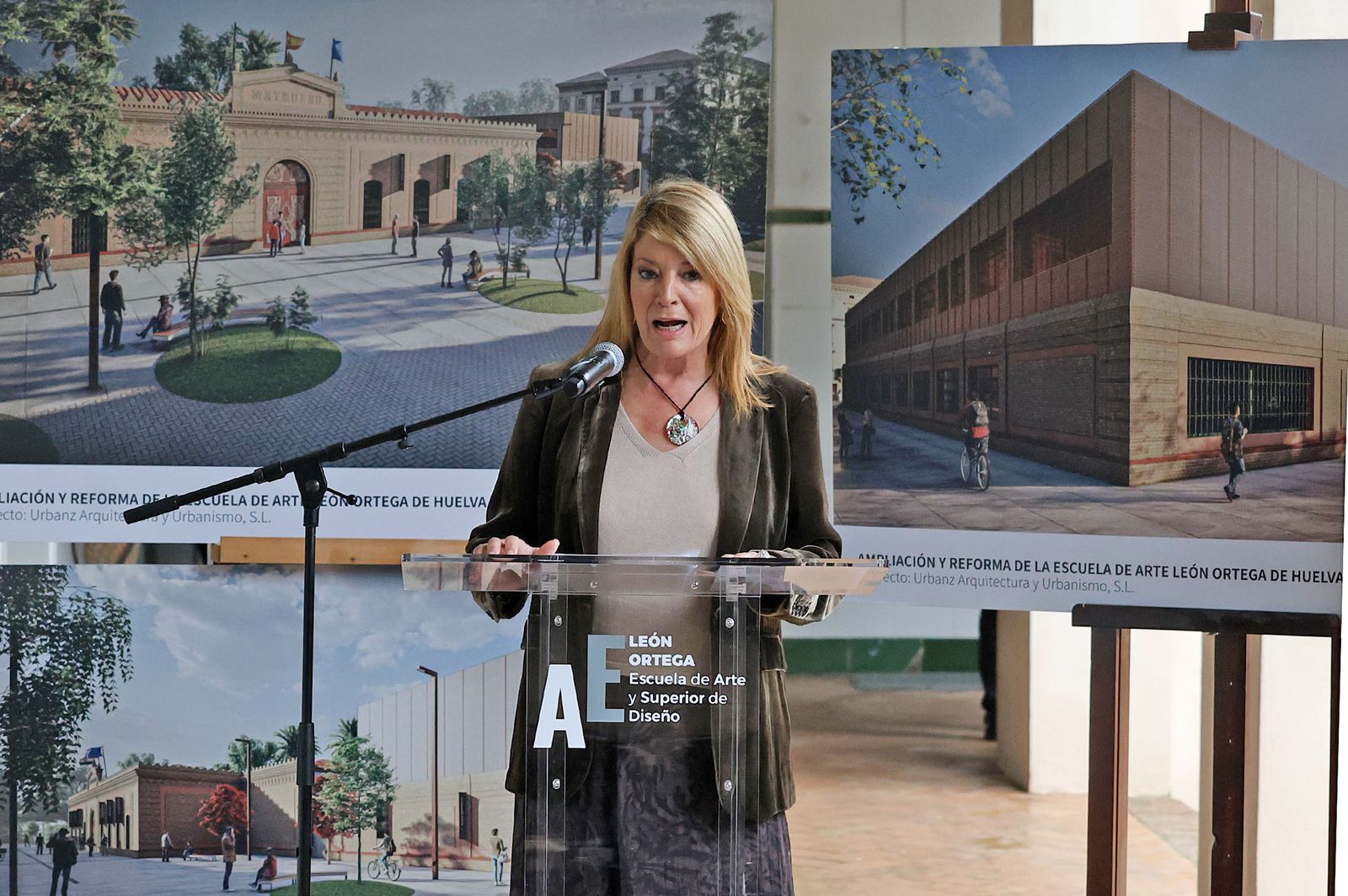 Fotografías de la colocación de la primera piedra de las obras de ampliación y reforma de la Escuela de Arte y Superior de Diseño León Ortega de Huelva