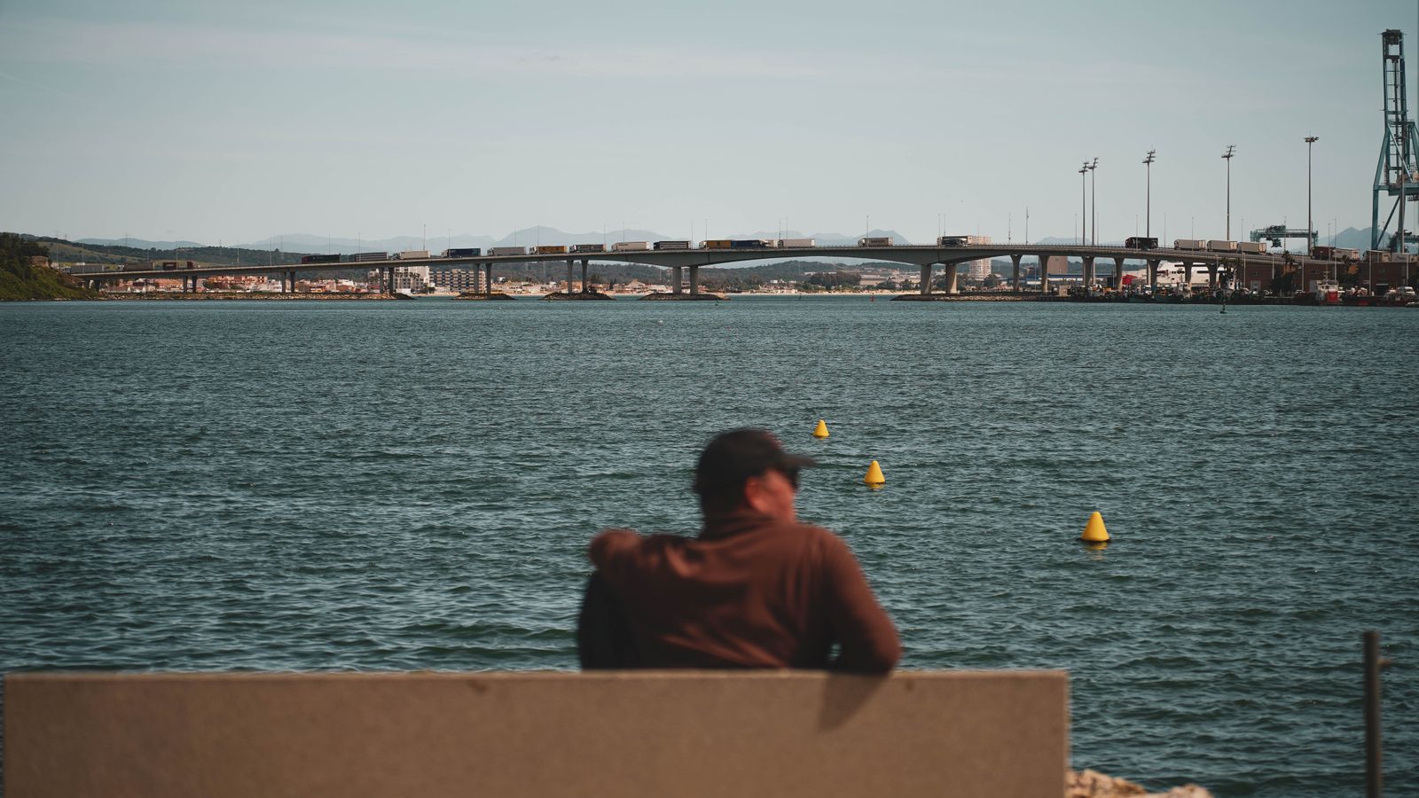 Personas disfrutando del mañaneo en el paseo marítimo de Algeciras, en imágenes