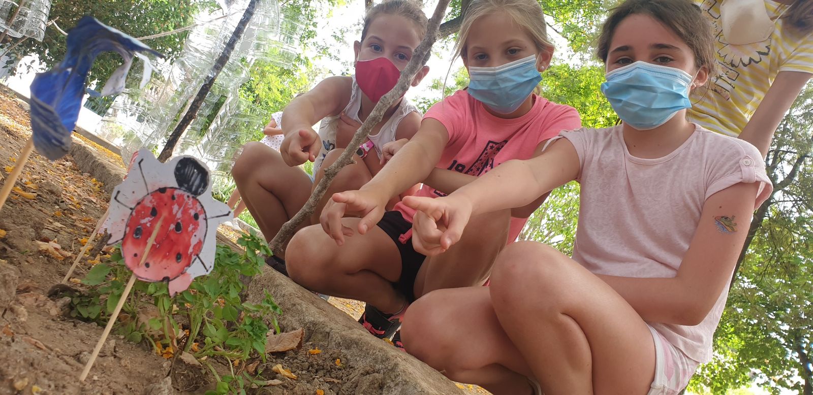 Los campamentos se desarrollan en la mayoría de los casos en horarios de 9:00 a 14:00 horas con flexibilidad en las entradas y salidas para menores de entre  3 y 4 años hasta los 12.