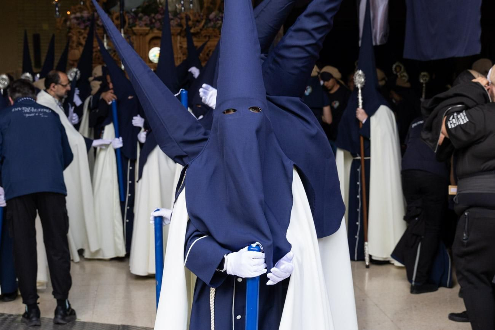 La temida lluvia impide el desarrollo normal de este Martes Santo