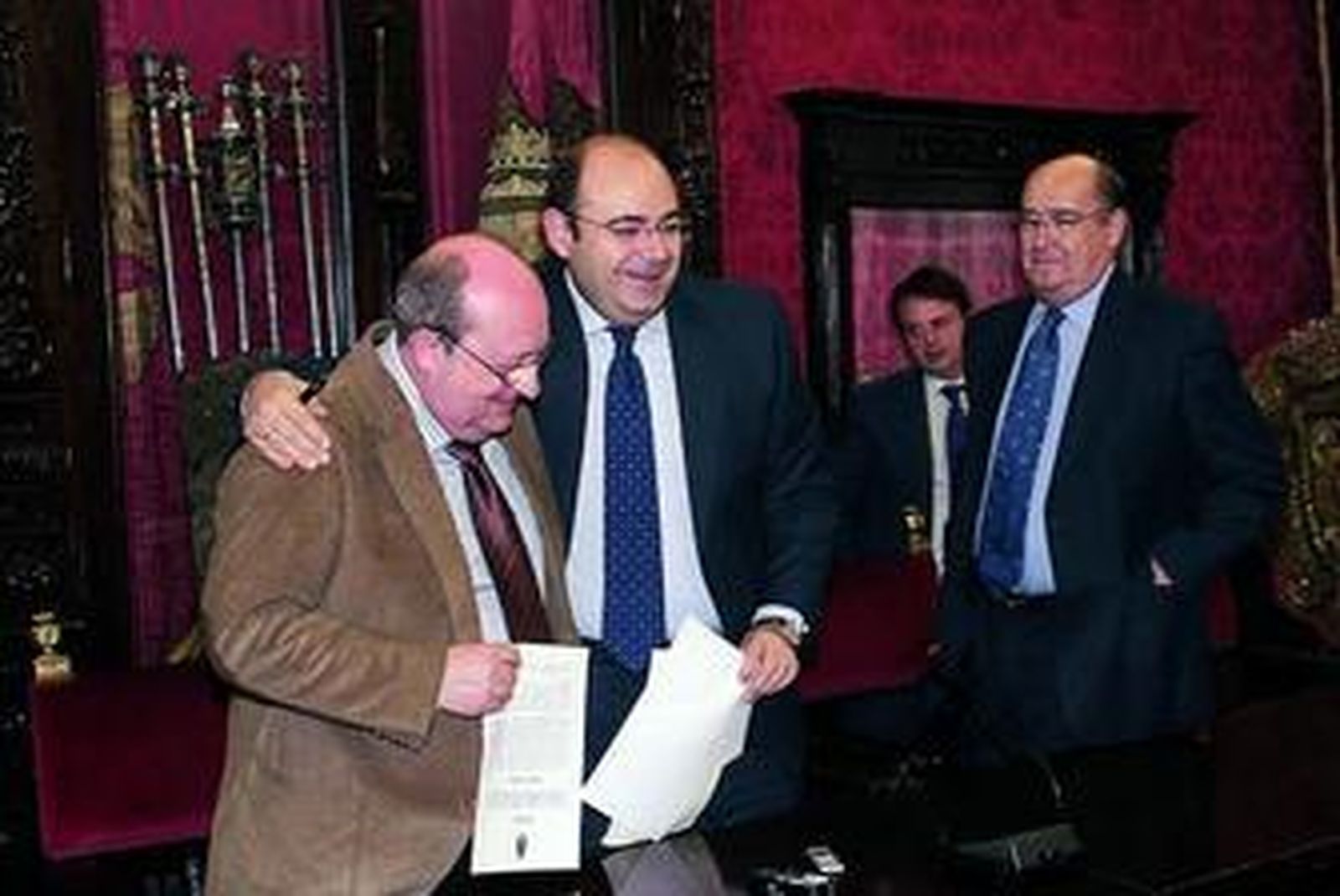 Sebastián Pérez abraza al presidente de la Federación de Cofradías.