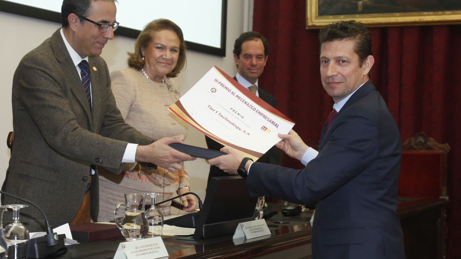 Enduardo Fuentesal recibe el premio de manos del rector.