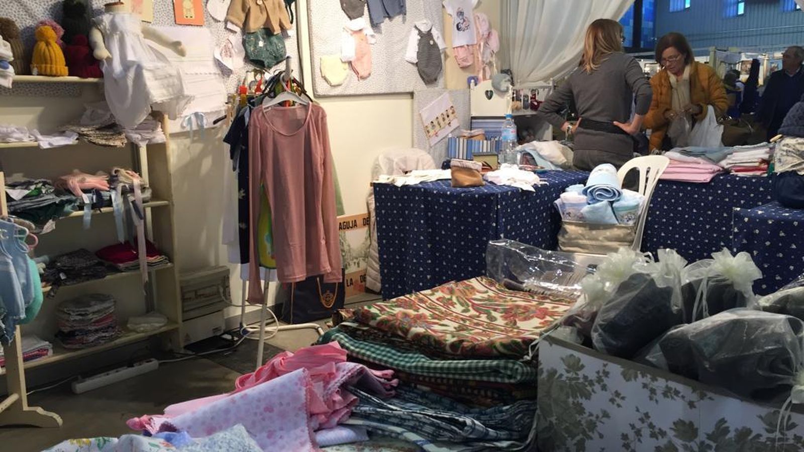 Uno de los puestos de textiles del Rastrillo