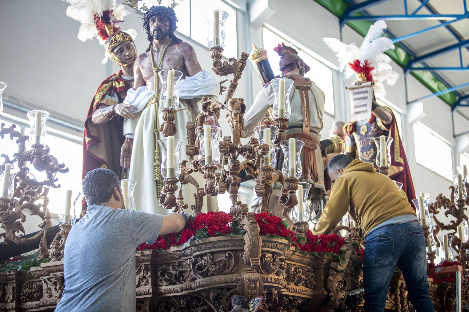 Cofrades del Despojado ultiman el exorno floral del paso para este Domingo de Ramos. Cofrades del Despojado ultiman el exorno floral del paso para este Domingo de Ramos.
