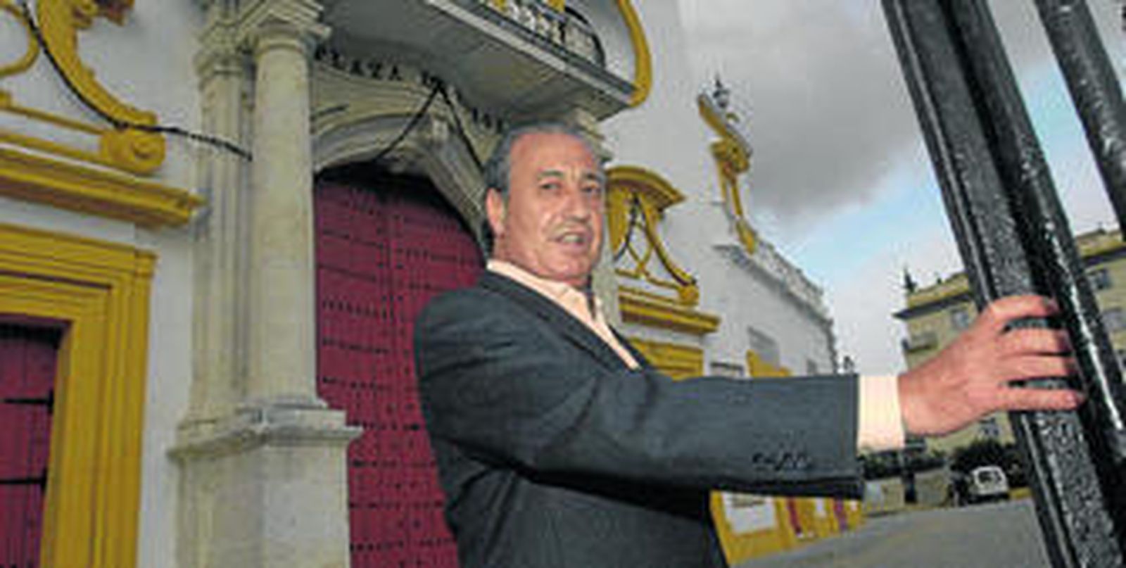 El maestro Manolo Cortés, torero de acusada personalidad artística, delante de la Puerta del Príncipe, en la nublada tarde de ayer en Sevilla.