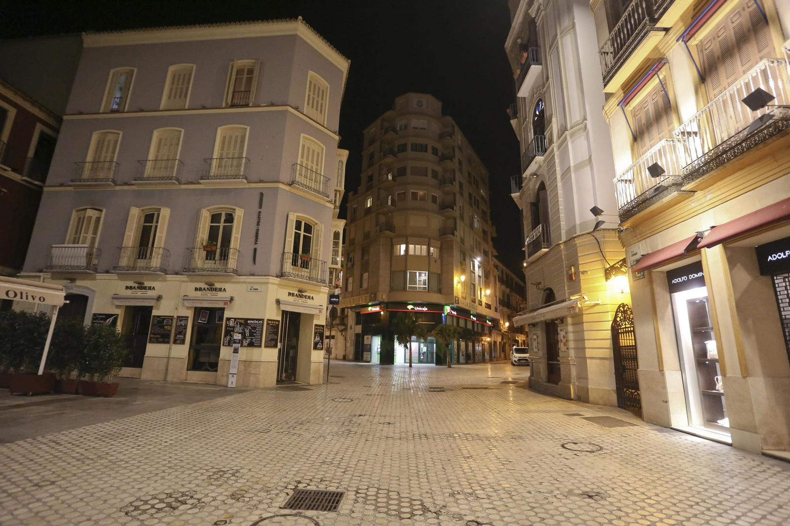 El coronavirus dibuja una noche desierta en el centro de Málaga, en fotos