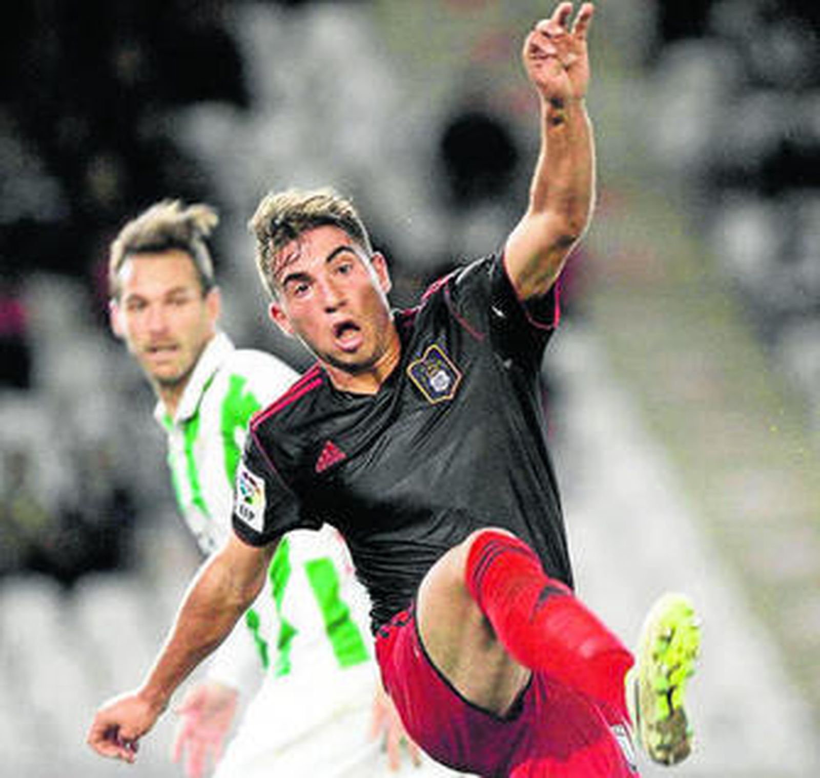 Chechu despeja el esférico en un lance del Córdoba-Recre, en el que debutó.
