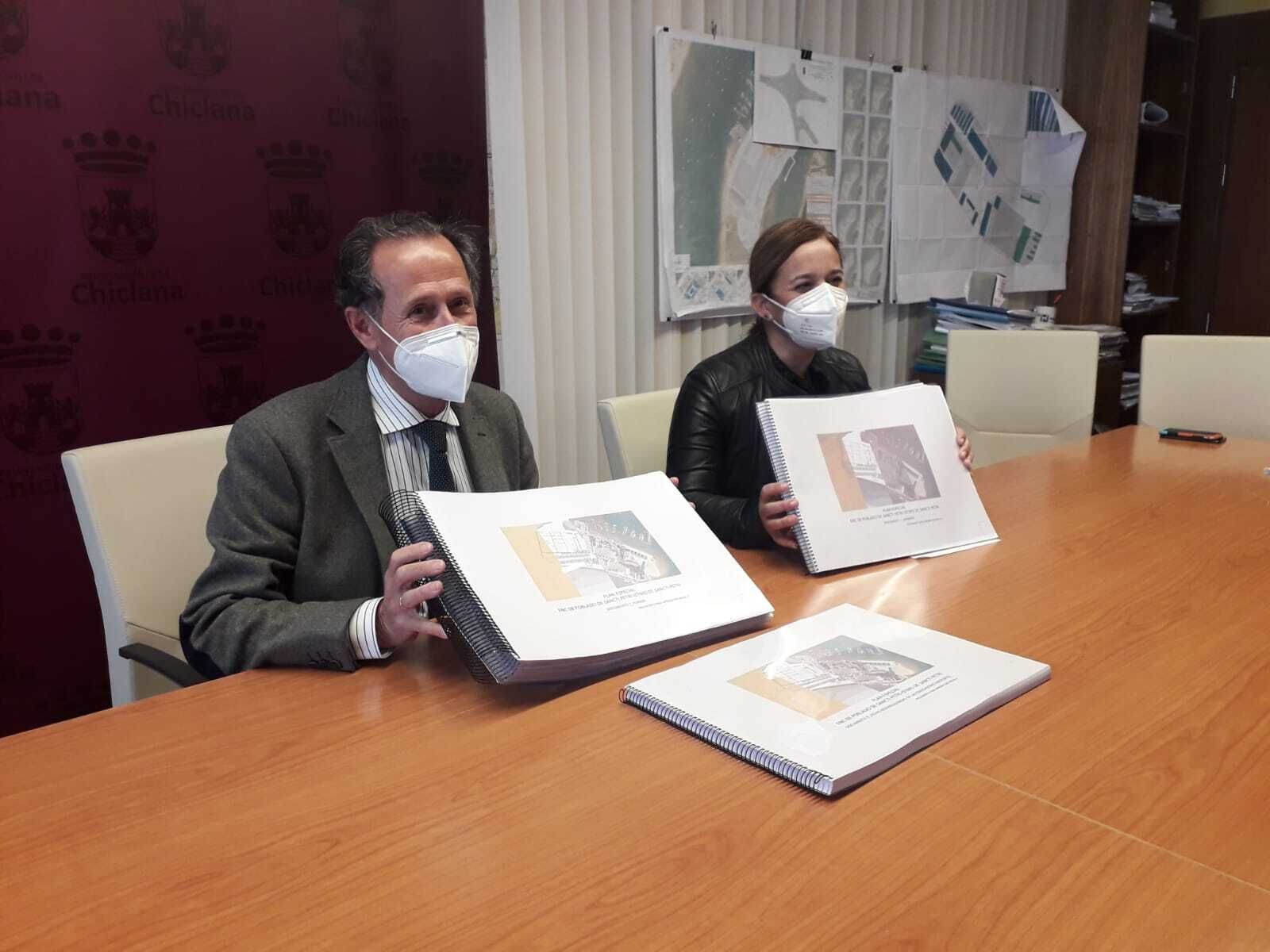 José María Román y Ana González con el documento del Plan Especial de Sancti Petri.