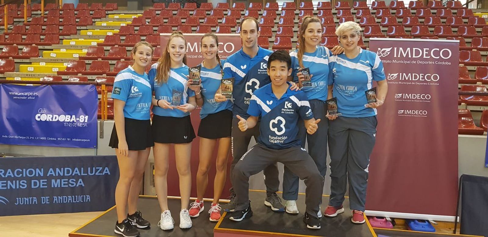 Los representantes del Cajasur Priego, en el podio de Vista Alegre.